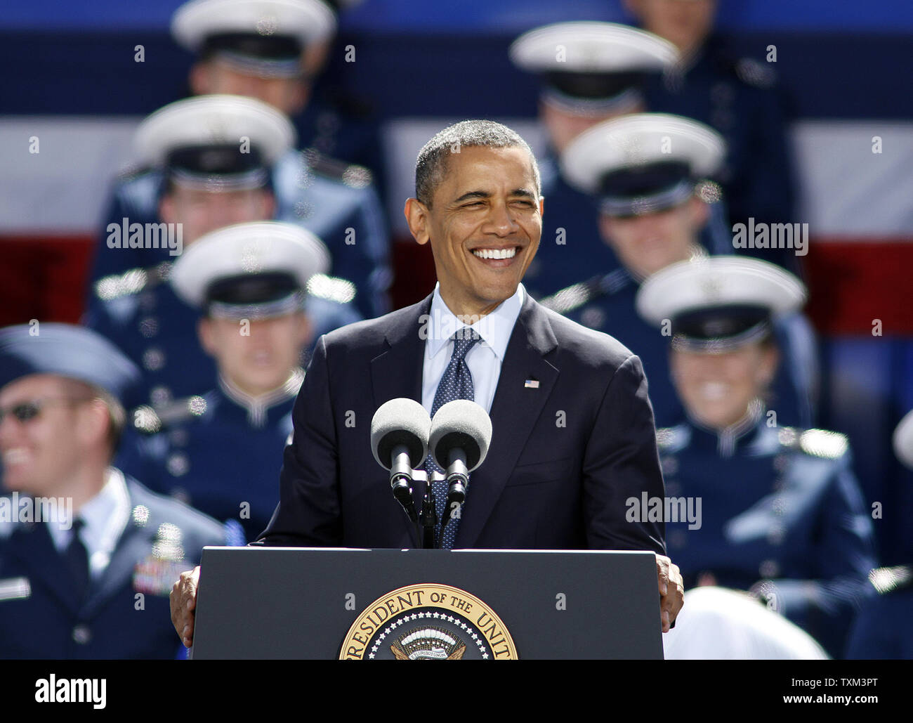 Präsident Barack Obama blinkt ein Lächeln, als er in der Kadetten und ihre Familien an die United States Air Force Academy Diplomverleihung an Falcon Stadion am 23. Mai in Colorado Springs, Colorado 2012 spricht. UPI/Marc Piscotty. Stockfoto