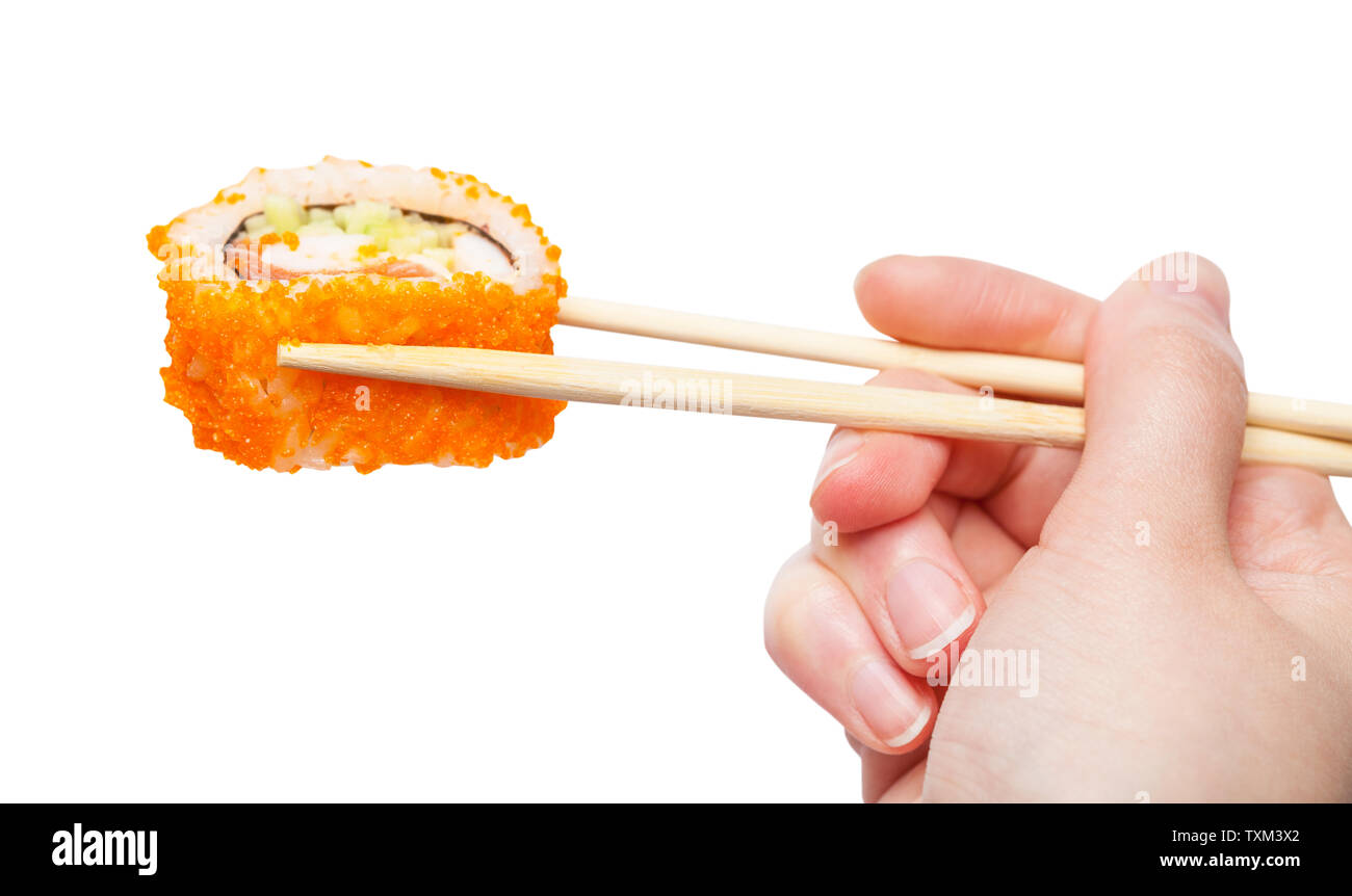 Weibliche Hand mit Stäbchen aus Holz hält Kalifornien ebi Sushi Roll auf weißem Hintergrund Stockfoto