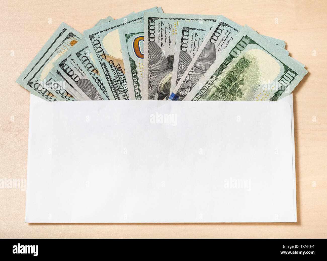 Fan von vielen United States hundert Dollar Scheine in Open Mail Umschlag auf hölzernen Tisch Stockfoto