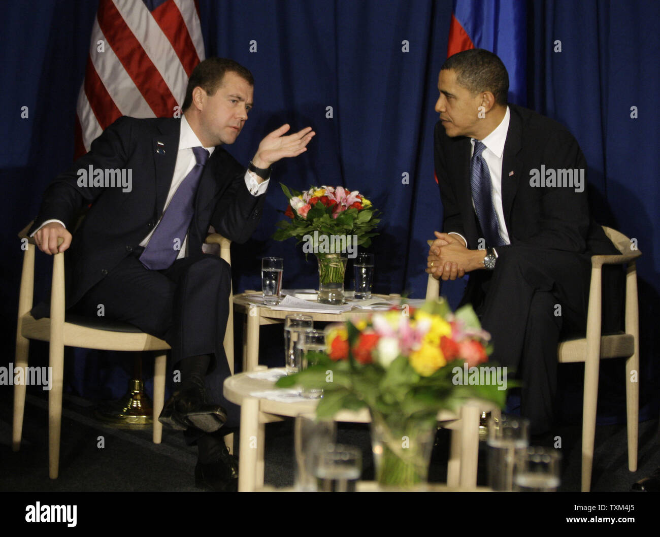 Us-Präsident Barack Obama (R) trifft mit dem russischen Präsidenten Dmitri Medwedew in einem bilateralen auf der Klimakonferenz der Vereinten Nationen in Kopenhagen, Dänemark, am 18. Dezember 2009. UPI/Anatoli Zhdanov Stockfoto