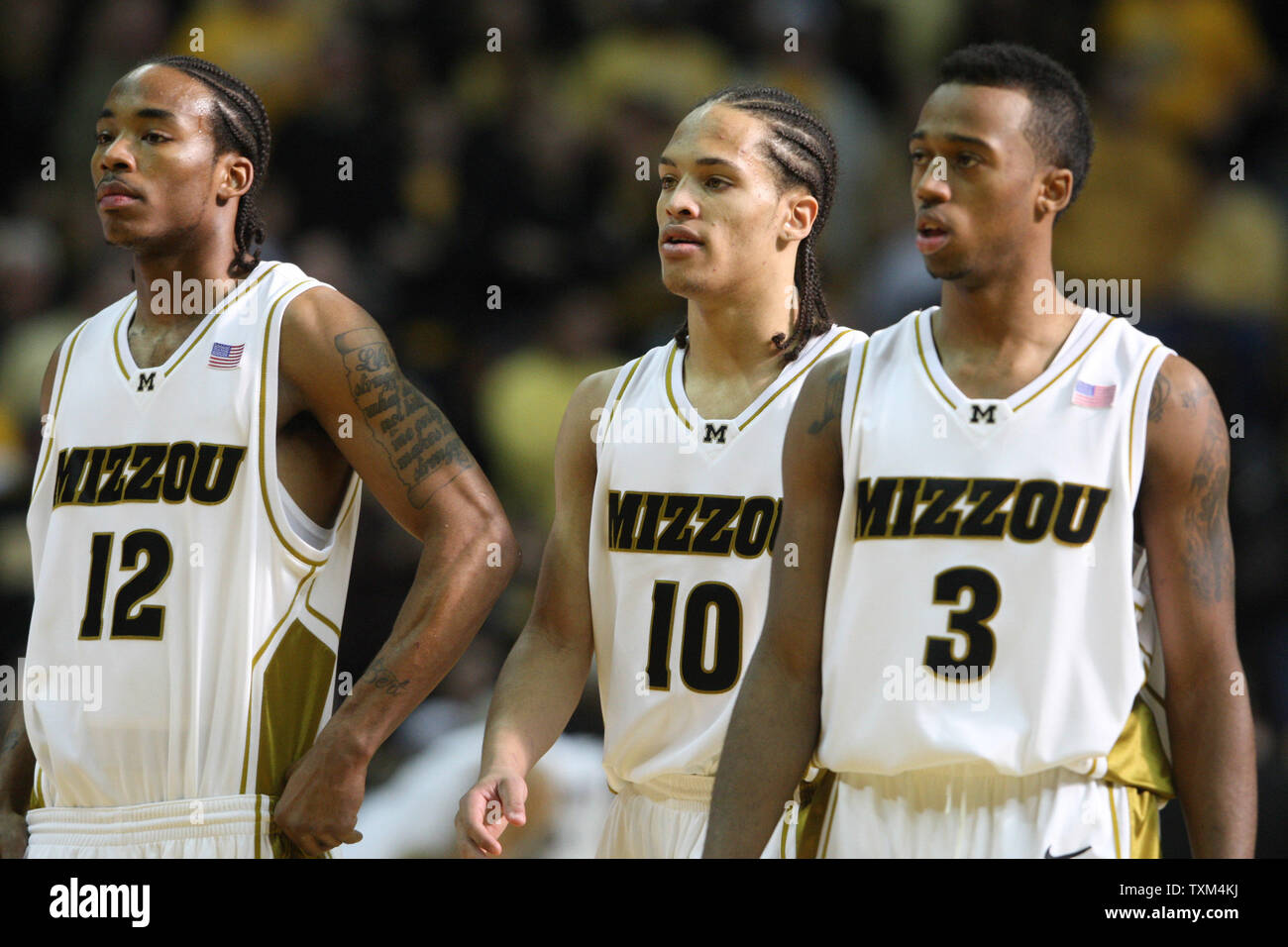 Missouri Tiger Spieler Marcus Denmon (12) Michael Dixon (10) und Miguel Paul warten für Oklahoma State Cowboys, um eingehende Anrufe abzuwickeln, den Basketball in der ersten Hälfte an der Mizzou Arena in Columbia, Missouri am 30 Januar, 2010. UPI/Rechnung Greenblatt Stockfoto