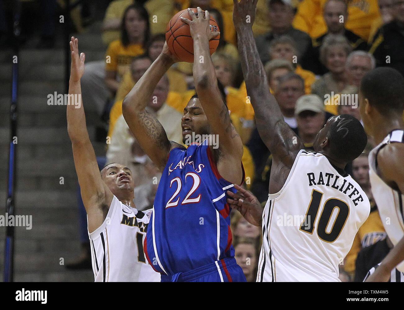 Missouri Tiger Michael Dixon (L) und Ricardo Ratliffe (10) üben Druck auf Kansas Jayhawks Marcus Morris in der ersten Hälfte an der Mizzou Arena in Columbia, Missouri am 5. März 2011. UPI/Rechnung Greenblatt Stockfoto