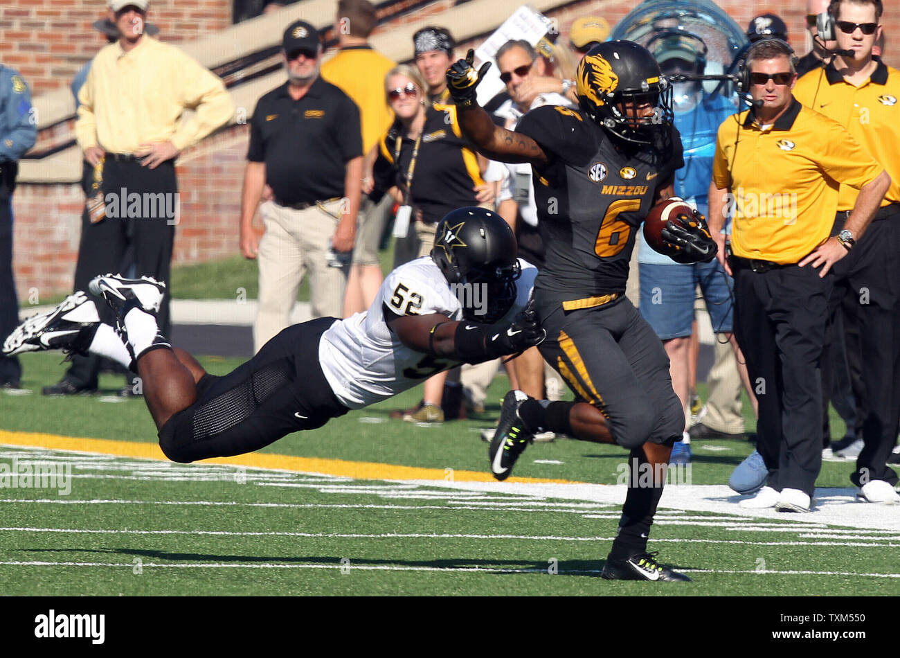 Vanderbilt Commadores Nigel Bowden macht einen fliegenden Grab am Missouri Tiger Marcus Murphy durig ein laufendes Spiel im ersten Quartal bei Farout Feld in Columbia, Missouri am 25. Oktober 2014. UPI/Rechnung Greenblatt Stockfoto