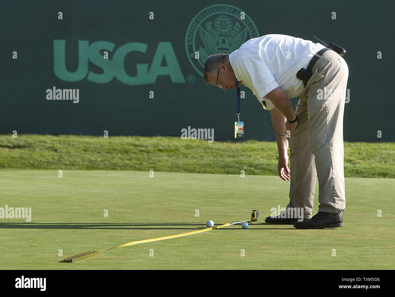 Ein United States Golf Association offizielle Tests die Geschwindigkeit des 18. Grün, bevor das Spiel in der ersten Runde des US-Frauen am Broadmoor Osten Kurs in Colorado Springs am 7. Juli 2011 beginnt. UPI/Gary C. Caskey Stockfoto