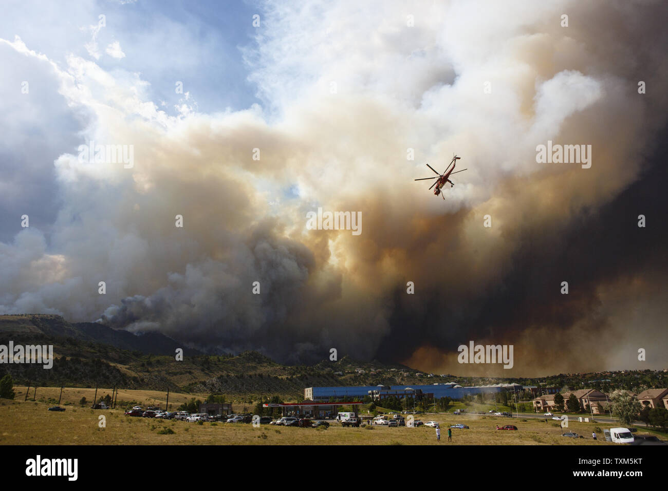 Der Erickson S-64 Skycrane Hubschrauber fliegt vor dem Hintergrund der Rauch als Winde die Waldo Canyon Feuer in den Garten der Götter und Mountain Shadows Nachbarschaften in Colorado Springs, Colorado am 26. Juni 2012. Das Feuer explodierte am Dienstag nachmittag nach drastischen Verschiebungen im Wind und zerstörte zahlreiche Häuser. UPI/Trevor Brown Jr. Stockfoto