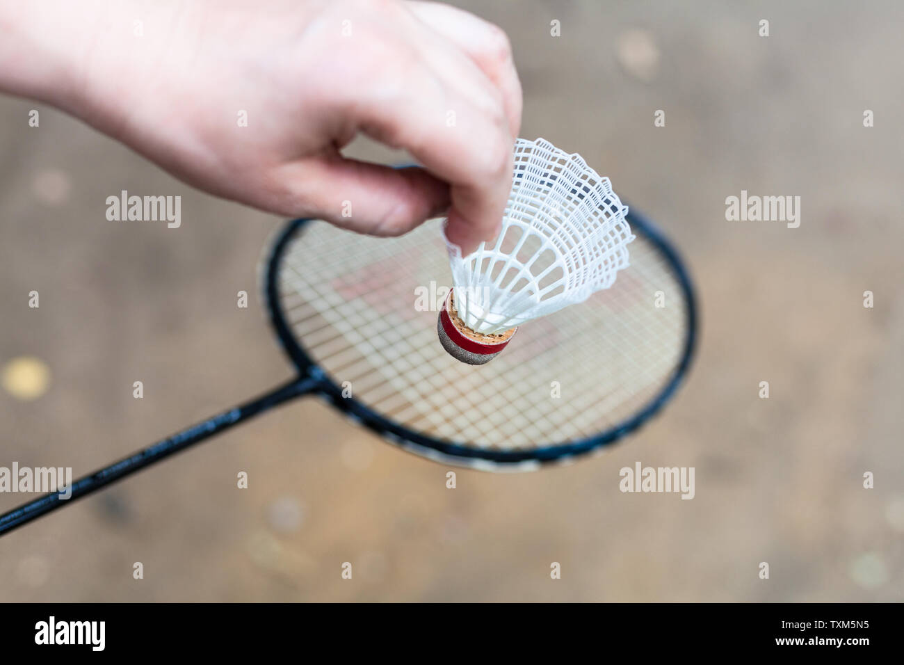 Hand hält Federball über Badminton Schläger im freien Erde Masse  Stockfotografie - Alamy