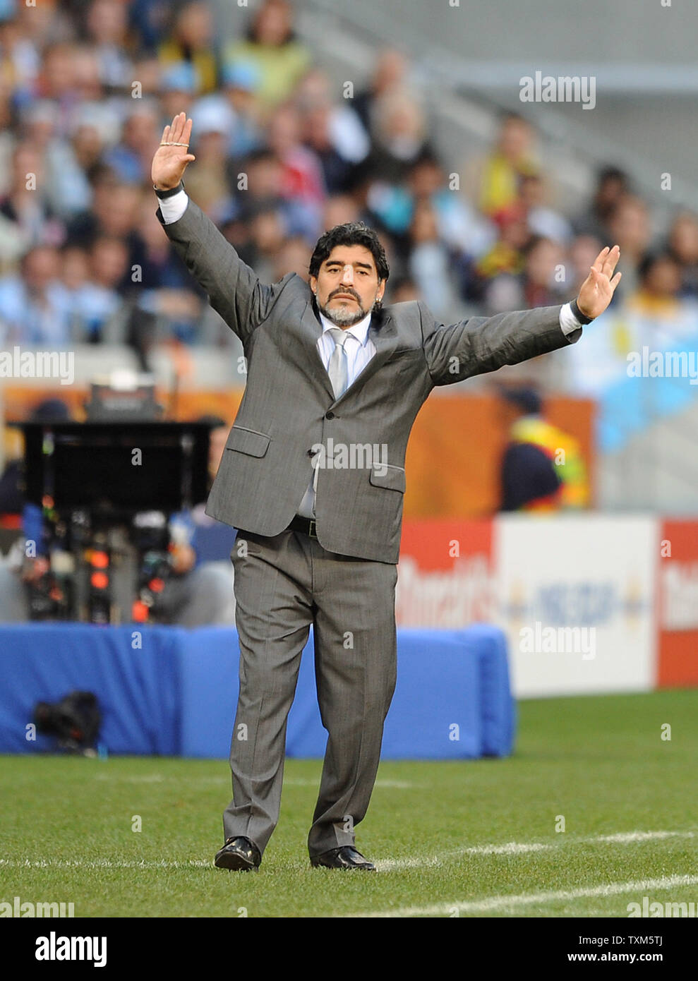 Argentinien manager Diego Maradona reagiert während der FIFA WM-Viertelfinale Match im Green Point Stadion in Kapstadt, Südafrika am 3. Juli 2010. UPI/Chris Brunskill Stockfoto