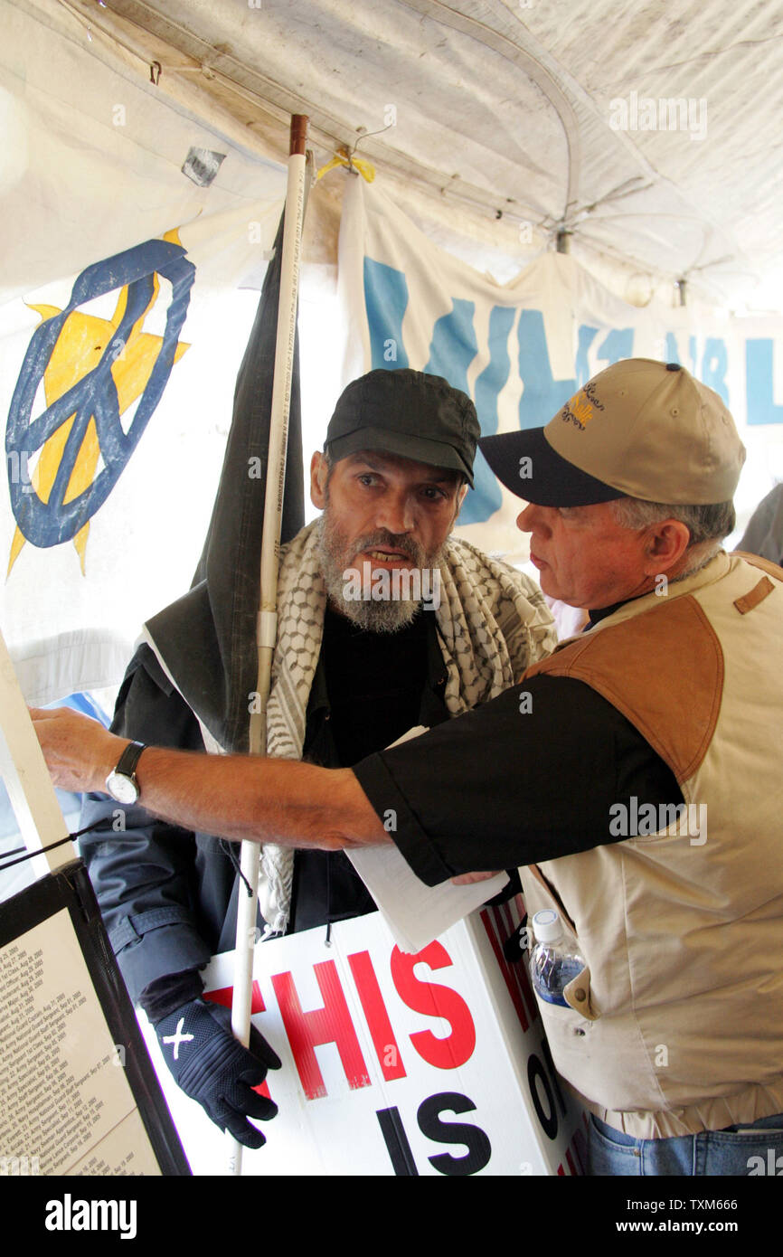 Ein Mann, der als 'Ali Andrew X 98' (L), früher der Branch Davidians von Waco, Texas, ist von Anti-kriegs-Demonstranten nach Unterbrechung der Rede von Daniel Ellsberg bei Crawford Peace House in Crawford, Texas am 26. November 2005 konfrontiert. Der Mann, der seine eigene Tagesordnung war aus der Unterkunft begleitet. (UPI Foto/Ron Russek II) Stockfoto