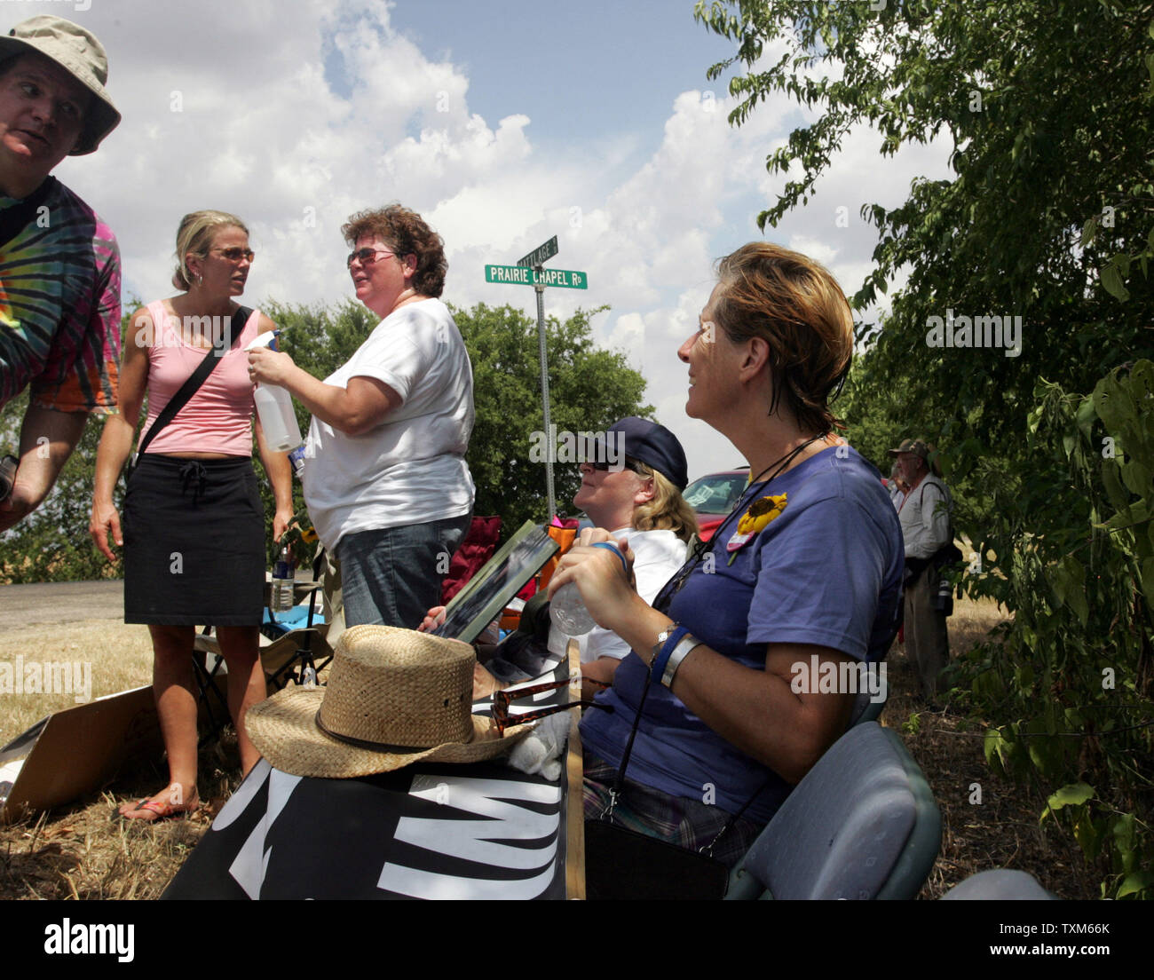 Cindy Sheehan matchers mit Anhänger kurz nach der Ankunft in Crawford, Texas am 6. August 2006. Sie und fast 50 ihrer Anhänger aus dem Camp Casey marschierte ich Präsident George W. Bush Ranch in Crawford. (UPI Foto/Ron Russek II) Stockfoto