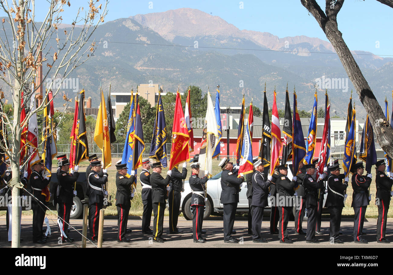 Mit Pikes Peak als Hintergrund, ehrengarde Mitglieder aus dem ganzen Land abwarten, während der Internationale Verband der Feuerwehrleute jährliche Gefallen Fire Fighter Gedenkfeier in Colorado Springs zu bewegen, am 19. September 2015. Fast 300 Namen der Feuerwehrleute, die in der Linie der Aufgabe innerhalb des letzten Jahres gestorben sind, wurden gelesen. Foto von Bill Greenblatt/UPI Stockfoto