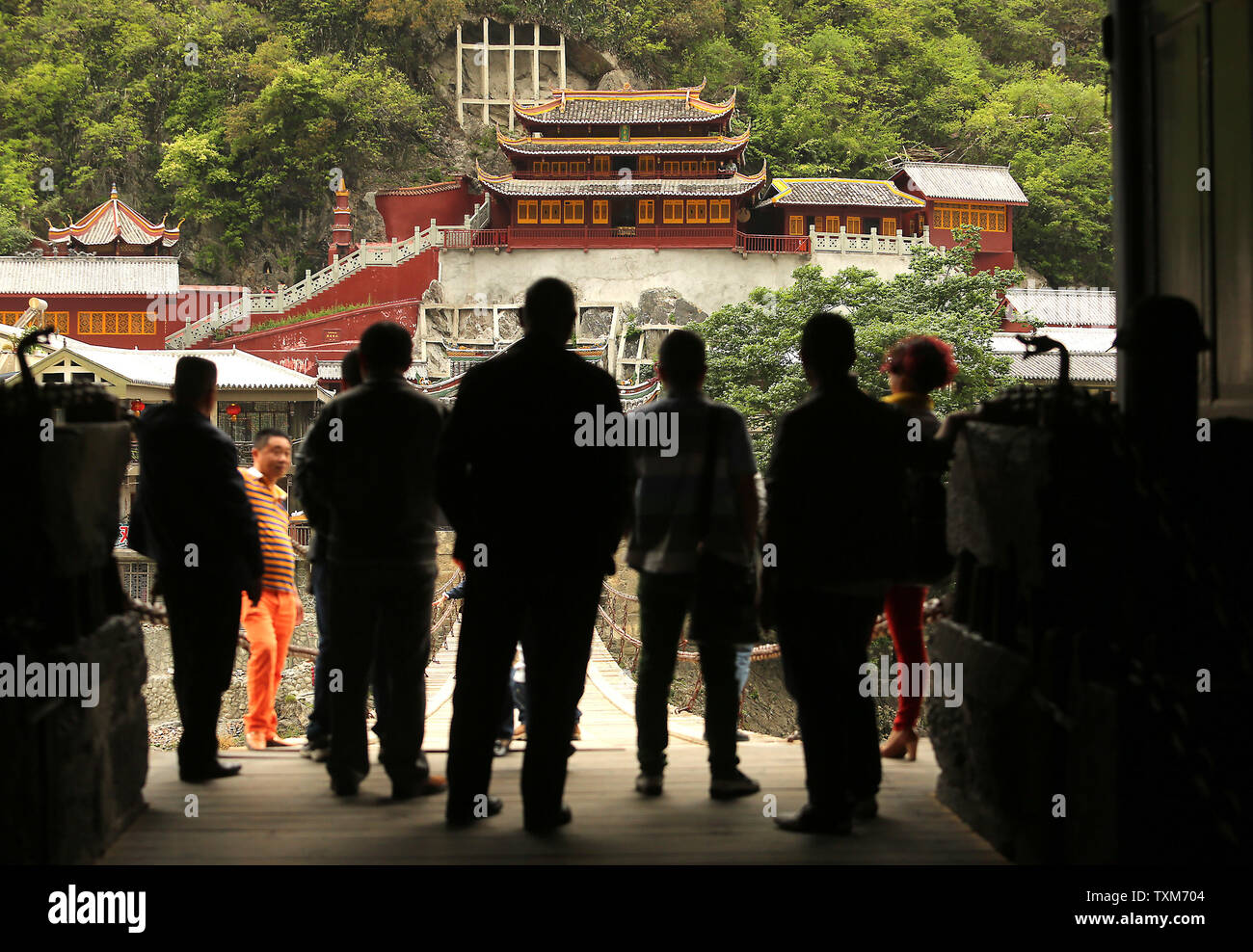 Ausländische Journalisten und Chinesische Touristen besuchen Sie die historische Luding Brücke über den Fluss Dadu in Luding, einem kleinen Kreis in der ganzi tibetischen autonomen Präfektur der Provinz Sichuan, am 17. Mai 2016. Die Brücke wurde in der Sieg der Roten Armee während der langen März beteiligt. Chinas Regierung investiert stark in die Entwicklung der Tibetischen Präfektur, Gebäude, Schulen, Straßen, Staudämme und allgemeine Infrastruktur Projekte. Das tibetische Gebiet ist in der Regel off-limits für ausländische Journalisten, mit der chinesischen Regierung fest, die das Wachstum - die manchmal Co Stockfoto