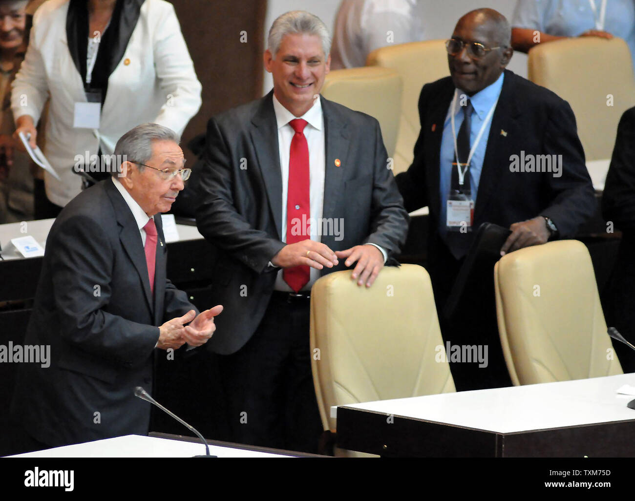 Epaselect epa 06680210 Erster Sekretär der Kommunistischen Partei Kubas und Präsident Raul Castro (L) Neben dem neuen Präsidenten Miguel Diaz-Canel (C) Während der Schließung der 9. Zeitraum der Nationalversammlung der Volksmacht in Havanna, Kuba, 19. April 2018. . Miguel Diaz-Canel tritt die Nachfolge von Raul Castro - eine historische Übergabe eines sechs Dekaden der Herrschaft der Castro-brüder. Der 57-jährige Diaz-Canel, wer war der einzige Kandidat für die Präsidentschaft, wurde für eine Amtszeit von fünf Jahren mit 603 von 604 möglichen Stimmen in der Nationalversammlung gewählt. UPI Stockfoto