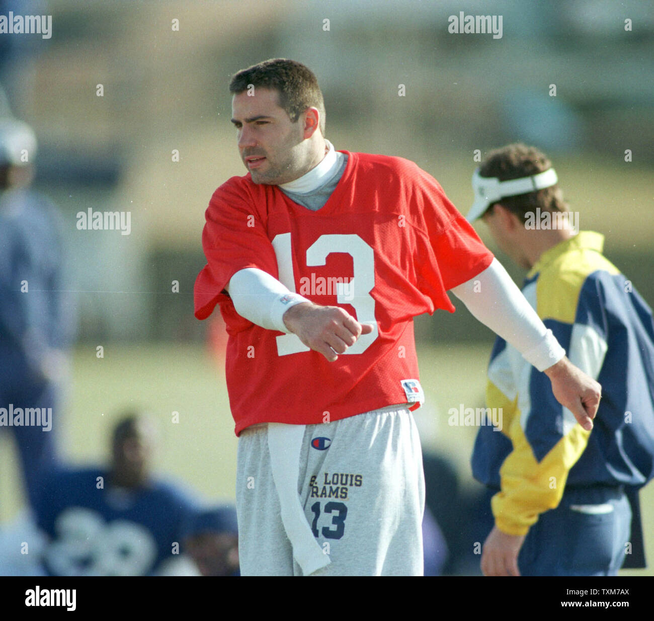 SLP 2000011204 - 12 Januar 2000 - EARTH CITY, Missouri, USA: St. Louis Rams Quarterback Kurt Warner erstreckt sich vor Praxis bei Rams Park, am 12. Januar. Die Widder sind die Vorbereitung für Ihr erstes Endspiel Spiel in St. Louis, wenn Sie auf der Minnesota Vikings am Sonntag an der Trans World Dome. bg/Rechnung Greenblatt UPI nehmen Stockfoto