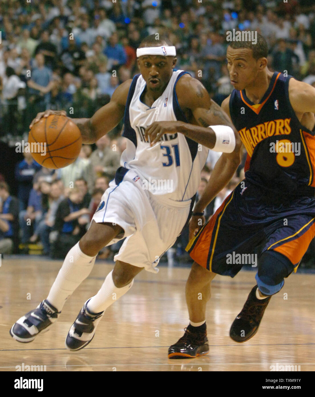 Dallas Mavericks Jason Terry erhält hinter Golden State Warriors Monta Ellis Mai 1, 2007 at the American Airlines Center in Dallas, Texas. Die Mavs gewann 118-112 und die Krieger 3-2 in der Serie Trail. (UPI Foto/Ian Halperin) Stockfoto