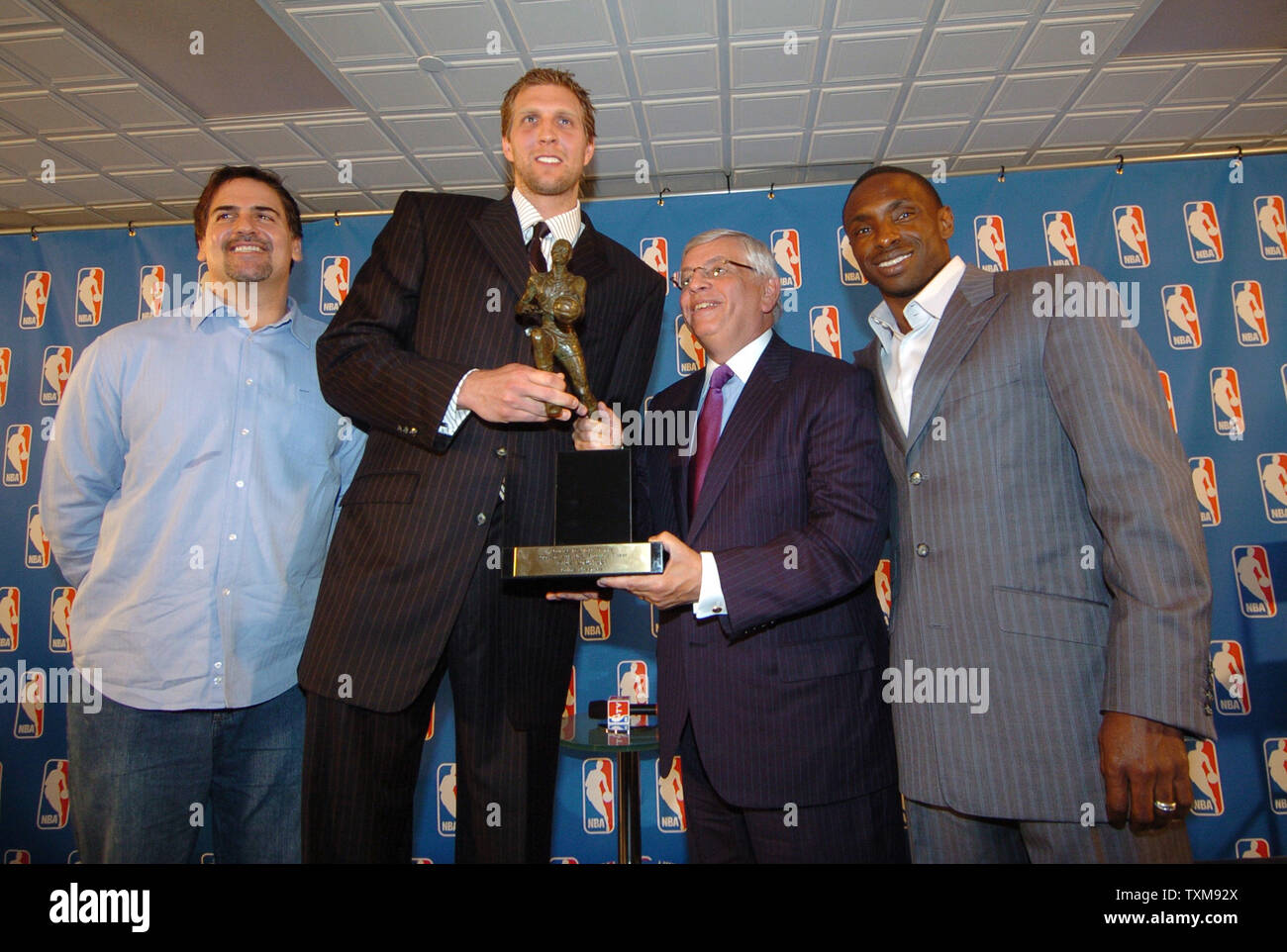 Dallas Mavericks Inhaber Markierung Cuben, Dirk Nowitzki, NBA Commissioner David Stern und Außenseiter Haupttrainer jeden Johnson (L und R) pose mit der Maurice Podoloff Trophäe, die zu Nowitzki für die Liga 2006-2007 wertvollsten Spieler während einer Feierstunde im American Airlines Center in Dallas, Texas, das am 15. Mai 2007 benannte präsentiert wird. Nowitzki ist der erste Europäische, und die ersten Maverick, die Trophäe, die auf Grundlage eines Spieler Leistung in der regulären Saison zu erwerben. (UPI Foto/Ian Halperin) Stockfoto