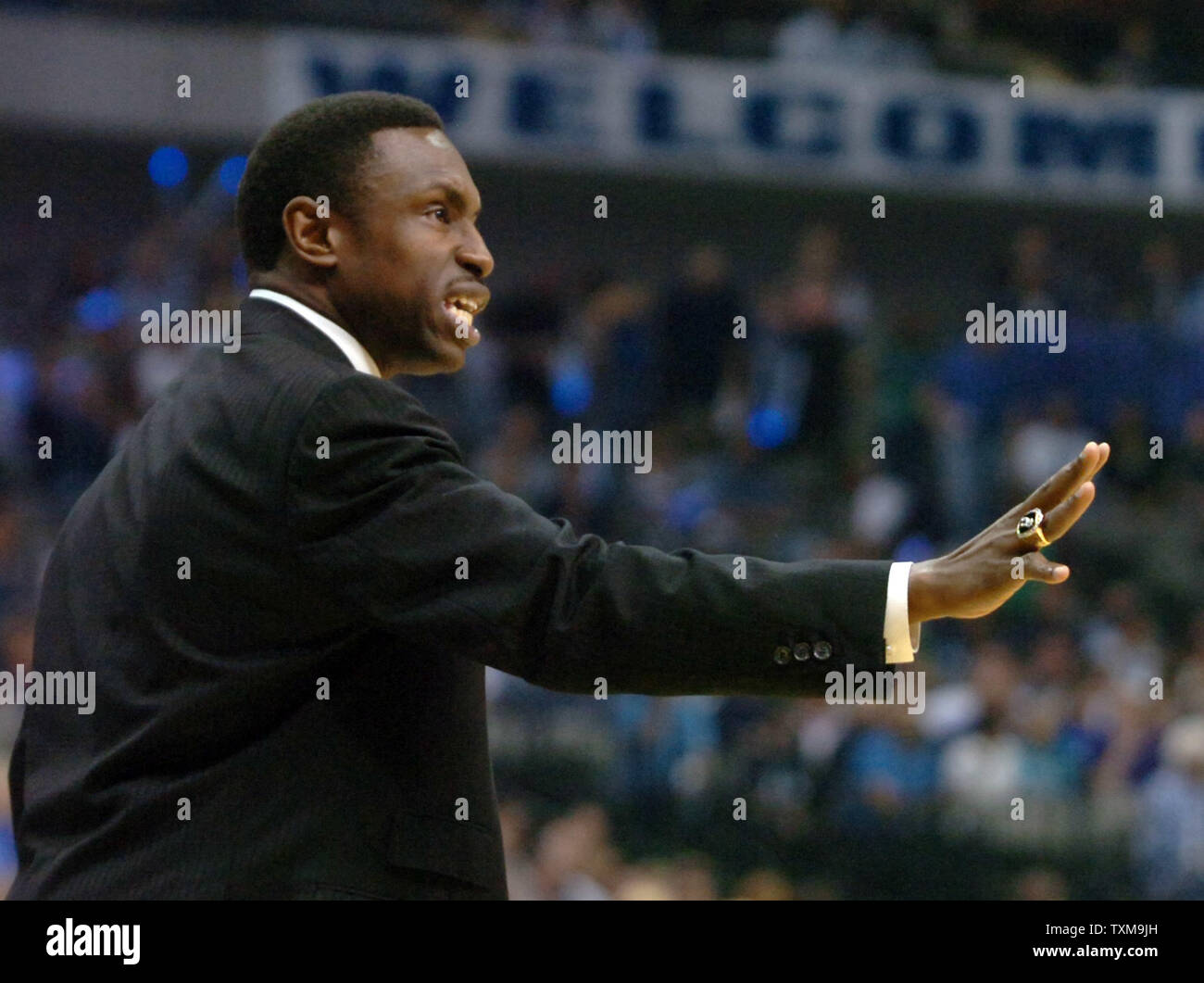 Dallas Mavericks Head Coach Avery Johnson, hier Coaching gegen die New Orleans Hornets am 25. April 2008 gezeigt wird, wurde bis zum 30. April 2008 von Team Besitzer Mark Cuban gefeuert. Johnson führte die Mannschaft zu einem regulären Saison 194-70 und 23-24 in den Endspielen. Für das zweite gerade Jahr das mavs Saison endete mit einem Verlust in der ersten Runde der Playoffs. (UPI Foto/Ian Halperin) Stockfoto