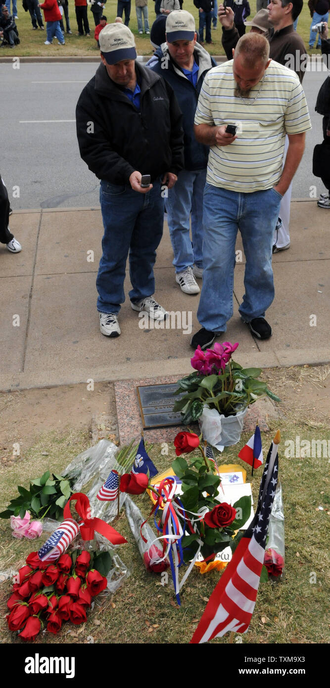 Die Besucher nehmen Fotos einer Gedenkstätte in Dealey Plaza am 22. November 2008 der 45. Jahrestag der Ermordung von US-Präsident John F. Kennedy Dallas, TX zu gedenken. Kennedy war am 22. November 1963 erschossen, als er ritt Elm Street in Dallas. Der Jahrestag seines Todes bringt Geschichtsinteressierte, JFK Fans und Verschwörung theoryists Zurück zur Website. (UPI Foto/Ian Halperin) Stockfoto
