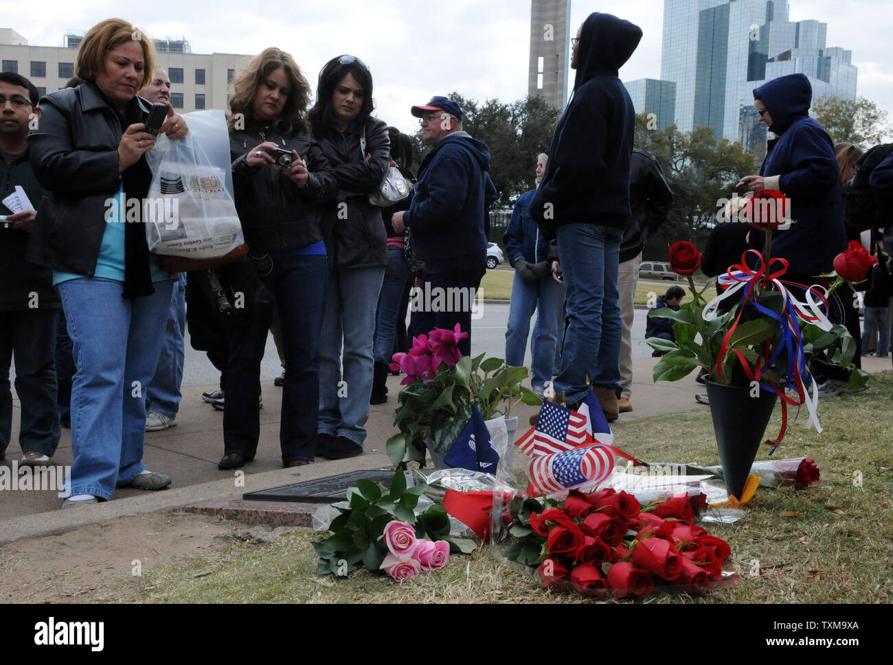 Die Besucher nehmen Fotos einer Gedenkstätte in Dealey Plaza am 22. November 2008 der 45. Jahrestag der Ermordung von US-Präsident John F. Kennedy Dallas, TX zu gedenken. Kennedy war am 22. November 1963 erschossen, als er ritt Elm Street in Dallas. Der Jahrestag seines Todes bringt Geschichtsinteressierte, JFK Fans und Verschwörung theoryists Zurück zur Website. (UPI Foto/Ian Halperin) Stockfoto