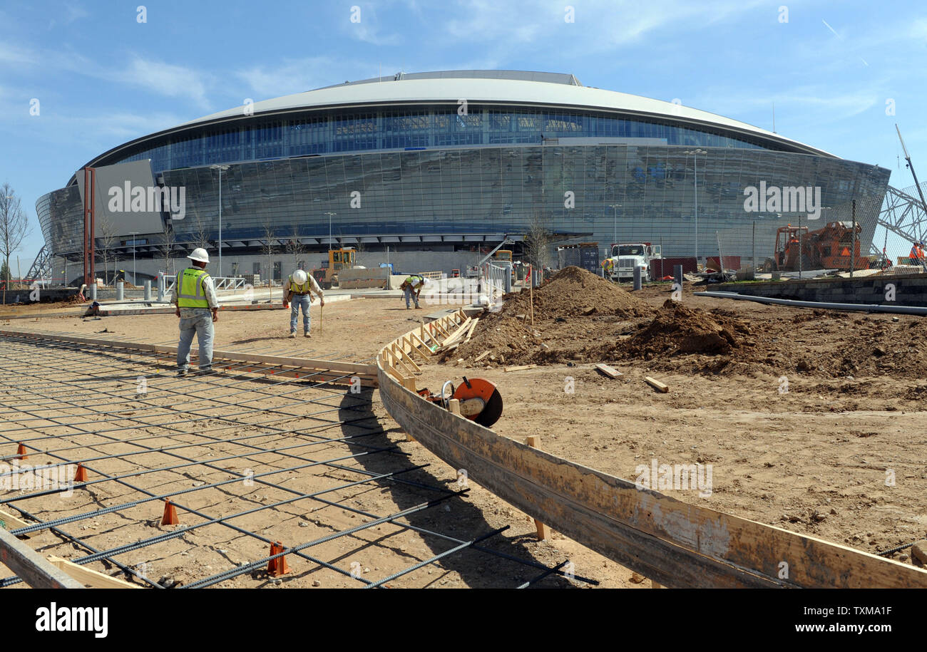 Die Arbeit geht weiter 5. März 2009 über die Dallas Cowboys' neuen Stadium in Arlington, Texas. Der Eigentümer der Cowboys Jerry Jones angekündigt, die $ 1,1 Mrd. Zustand-von-kunst Werk wird offiziell am 6. Juni 2009 mit einem Konzert mit Country Musik legenden George Strait, Reba McEntire öffnen. Mehrere hochkarätige Veranstaltungen, einschließlich der NBA All-Star Game 2010 und Super Bowl XLV, sind bereits für den neuen Veranstaltungsort geplant. (UPI Foto/Ian Halperin) Stockfoto
