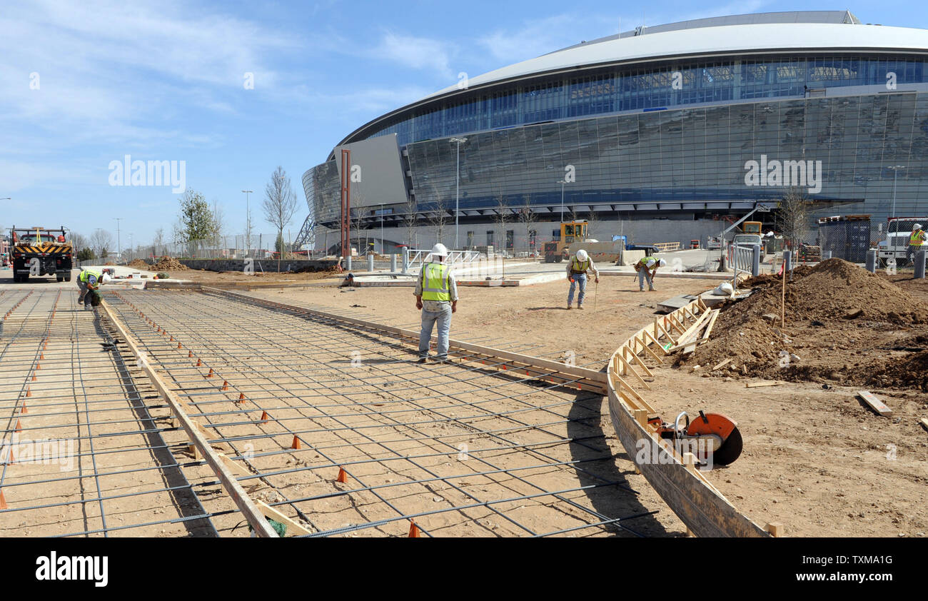 Die Arbeit geht weiter 5. März 2009 über die Dallas Cowboys' neuen Stadium in Arlington, Texas. Der Eigentümer der Cowboys Jerry Jones angekündigt, die $ 1,1 Mrd. Zustand-von-kunst Werk wird offiziell am 6. Juni 2009 mit einem Konzert mit Country Musik legenden George Strait, Reba McEntire öffnen. Mehrere hochkarätige Veranstaltungen, einschließlich der NBA All-Star Game 2010 und Super Bowl XLV, sind bereits für den neuen Veranstaltungsort geplant. (UPI Foto/Ian Halperin) Stockfoto