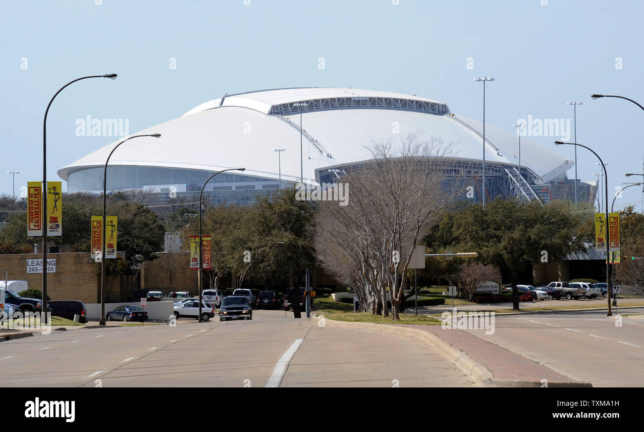 Die Arbeit geht weiter 5. März 2009 über die Dallas Cowboys' neuen Stadium in Arlington, Texas. Der Eigentümer der Cowboys Jerry Jones angekündigt, die $ 1,1 Mrd. Zustand-von-kunst Werk wird offiziell am 6. Juni 2009 mit einem Konzert mit Country Musik legenden George Strait, Reba McEntire öffnen. Mehrere hochkarätige Veranstaltungen, einschließlich der NBA All-Star Game 2010 und Super Bowl XLV, sind bereits für den neuen Veranstaltungsort geplant. (UPI Foto/Ian Halperin) Stockfoto