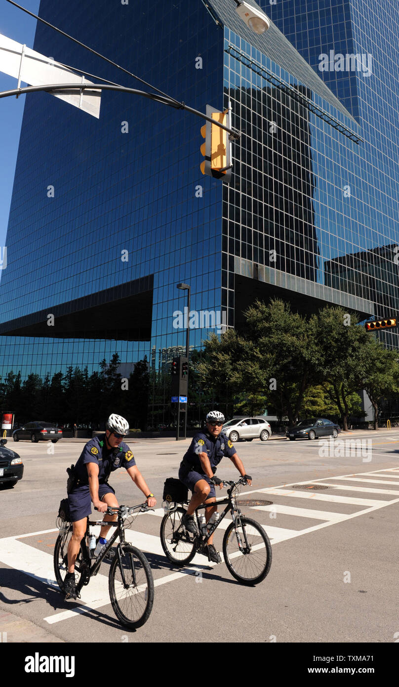 Polizisten Fahrrad hinter dem Brunnen Ort Gebäude in Dallas, Texas, am 25. September 2009. Laut FBI, jordanische Staatsbürger Hosam Maher Husein Smadi ein Fahrzeug beladen mit Regierung geparkt - gefälschte Sprengstoff in der Tiefgarage des 60-stöckigen Turm im Zentrum von Dallas. Smadi die Festnahme gestern war Teil eines FBI sting Operation, nachdem ein Agent die Überwachung eines on-line-extremistischen Website Smadi Luxemburg-gipfels Jihad gegen die USA mehr als vor sechs Monaten entdeckte, begann. UPI/Ian Halperin Stockfoto