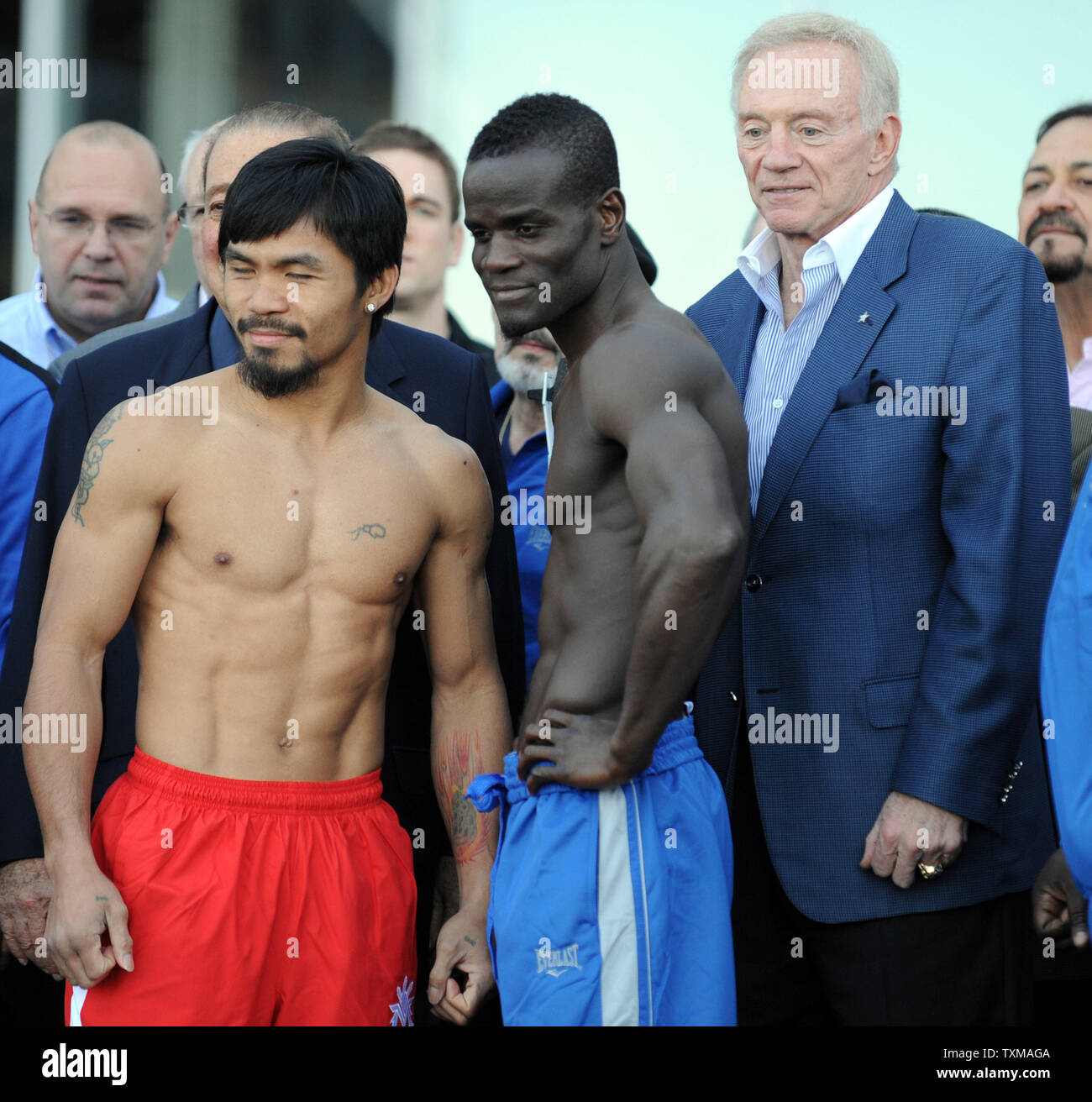 Welterweight Meister Manny Pacquiao, gelassen, von den Philippinen und aus Ghana's Joshua Clottey posieren für Fotos mit Dallas Cowboy's Besitzer Jerry Jones nach dem im März 12, 2010 um Cowboys Stadium in Arlington, Texas wiegen. Die beiden werden für den welterweight title am 13. März vor 42.000 Fans bei der $ 1,2 Mrd. Werk kämpfen. UPI/Ian Halperin. Stockfoto