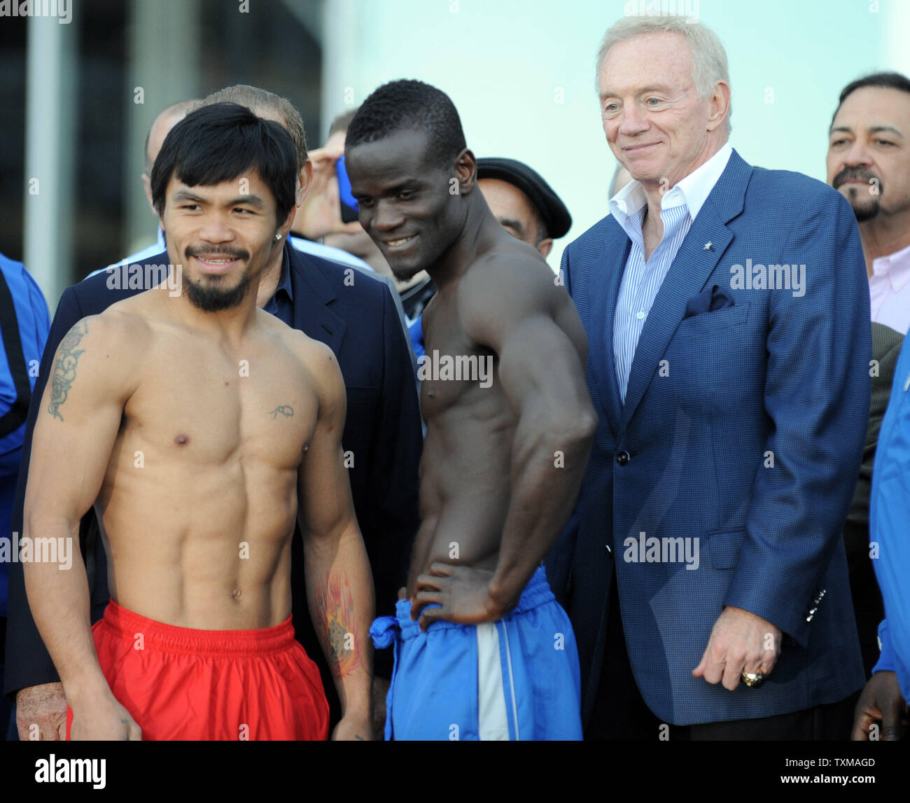 Welterweight Meister Manny Pacquiao, gelassen, von den Philippinen und aus Ghana's Joshua Clottey posieren für Fotos mit Dallas Cowboy's Besitzer Jerry Jones nach dem im März 12, 2010 um Cowboys Stadium in Arlington, Texas wiegen. Die beiden werden für den welterweight title am 13. März vor 42.000 Fans bei der $ 1,2 Mrd. Werk kämpfen. UPI/Ian Halperin Stockfoto