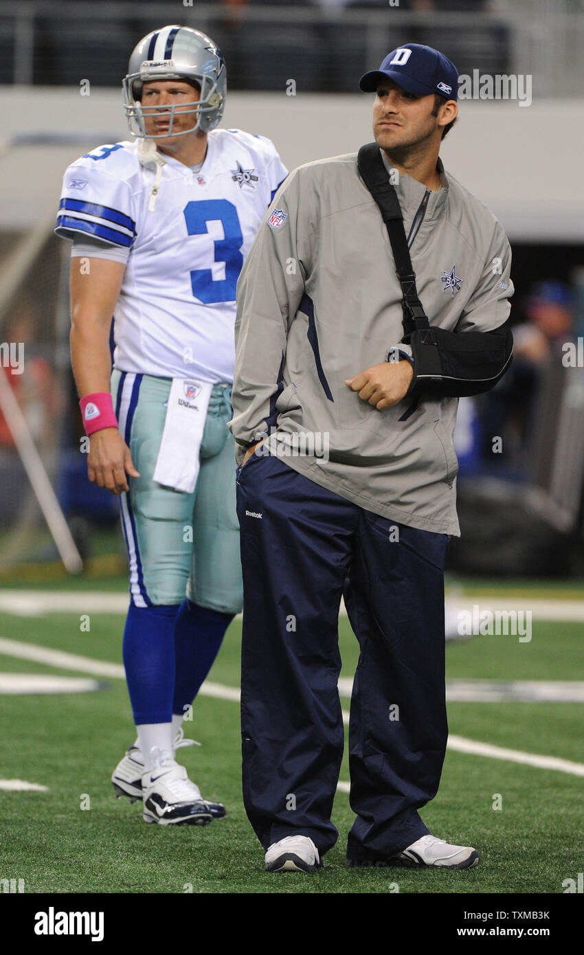 Dallas Cowboys Quarterback Tony Romo (R) ist neben Backup quarterback Jon Kitna (3) während des Warm-ups vor der Cowboys' Spiel gegen die Jacksonville Jaguars in Arlington, Texas, das am 31. Oktober 2010. Romo brach sich das Schlüsselbein letzte Woche gegen die New York Giants und es ist nicht zu erwarten, für 8 Wochen zurückzukehren. UPI/Kevin Dietsch Stockfoto