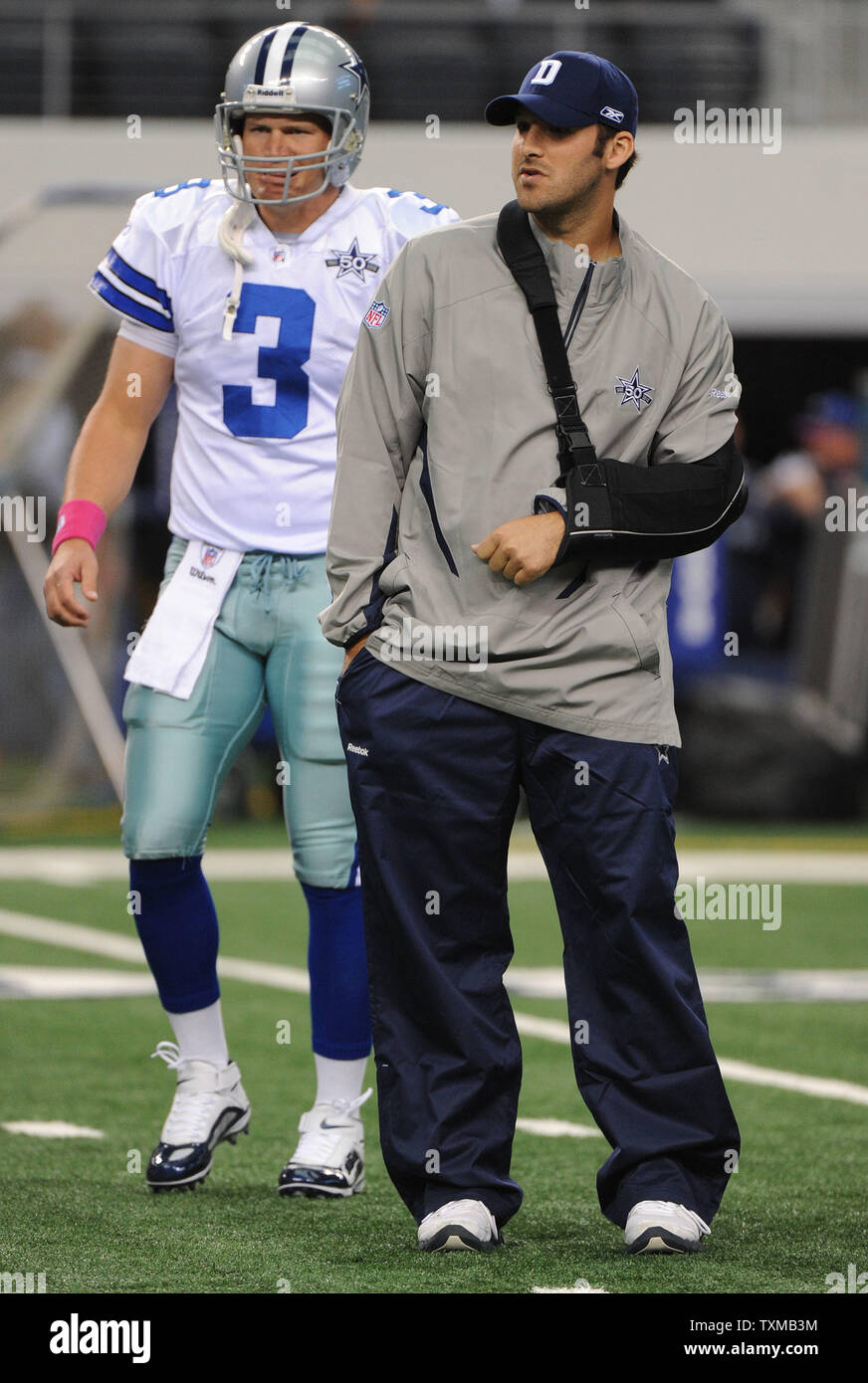 Dallas Cowboys Quarterback Tony Romo (R) ist neben Backup quarterback Jon Kitna (3) während des Warm-ups vor der Cowboys' Spiel gegen die Jacksonville Jaguars in Arlington, Texas, das am 31. Oktober 2010. Romo brach sich das Schlüsselbein letzte Woche gegen die New York Giants und es ist nicht zu erwarten, für 8 Wochen zurückzukehren. UPI/Kevin Dietsch Stockfoto