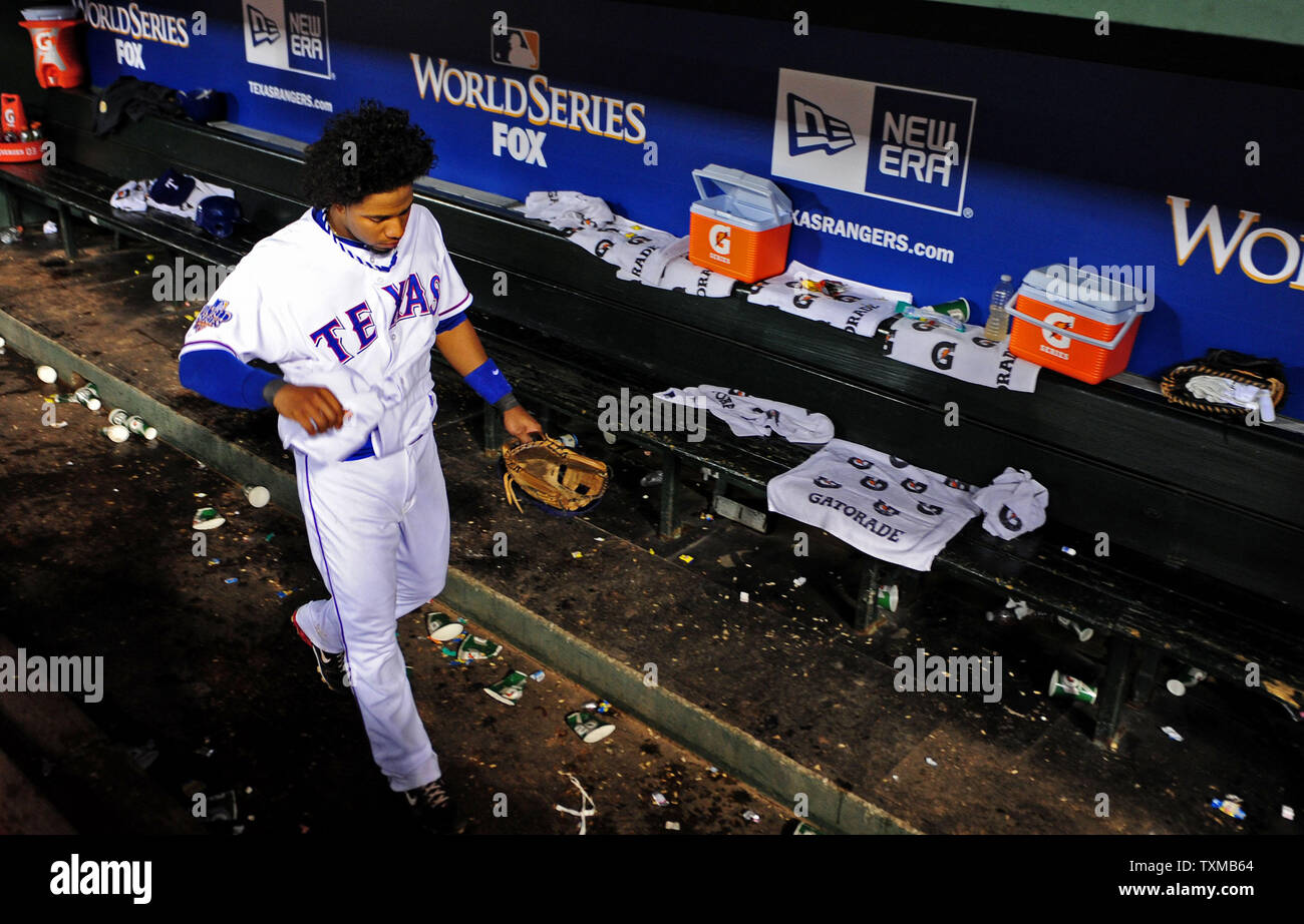 Texas Rangers shortstop Elvis Andrus verlässt das dugout nach dem Förster wurden von den San Francisco Giants 3-1 in Spiel 5 besiegt in Rangers Ballpark in Arlington, Texas am 1. November 2010. Die Riesen gewann die World Series mit 4:1. UPI/Kevin Dietsch Stockfoto