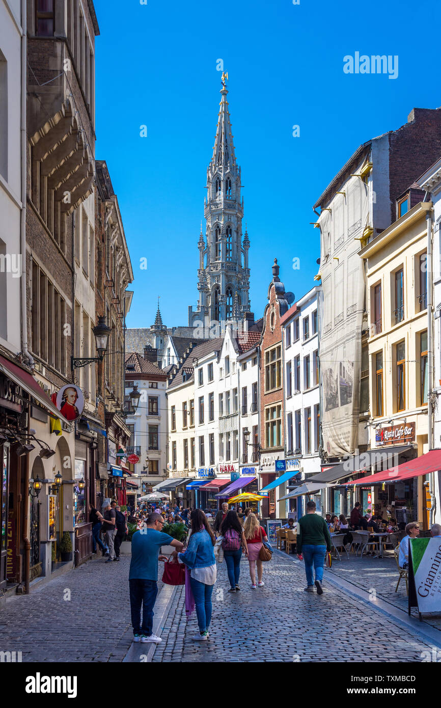 Touristen erkunden Seitenstraßen der Innenstadt von Brüssel - Belgien. Stockfoto