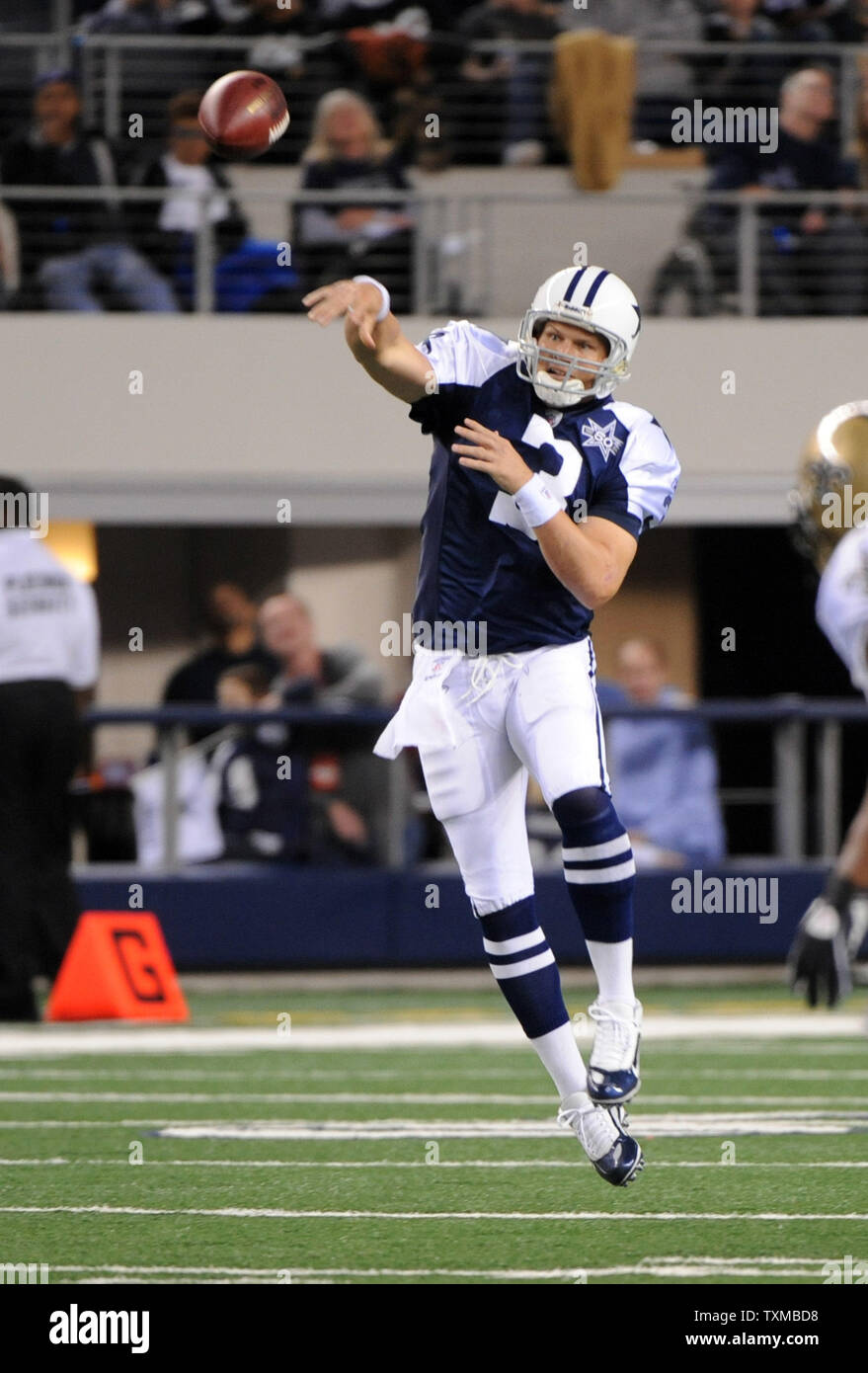 Dallas Cowboys Quarterback Jon Kitna wirft gegen die New Orleans Saints in der ersten Hälfte ihrer NFL Spiel November 25, 2010 in Arlington, Texas. UPI/Ian Halperin Stockfoto