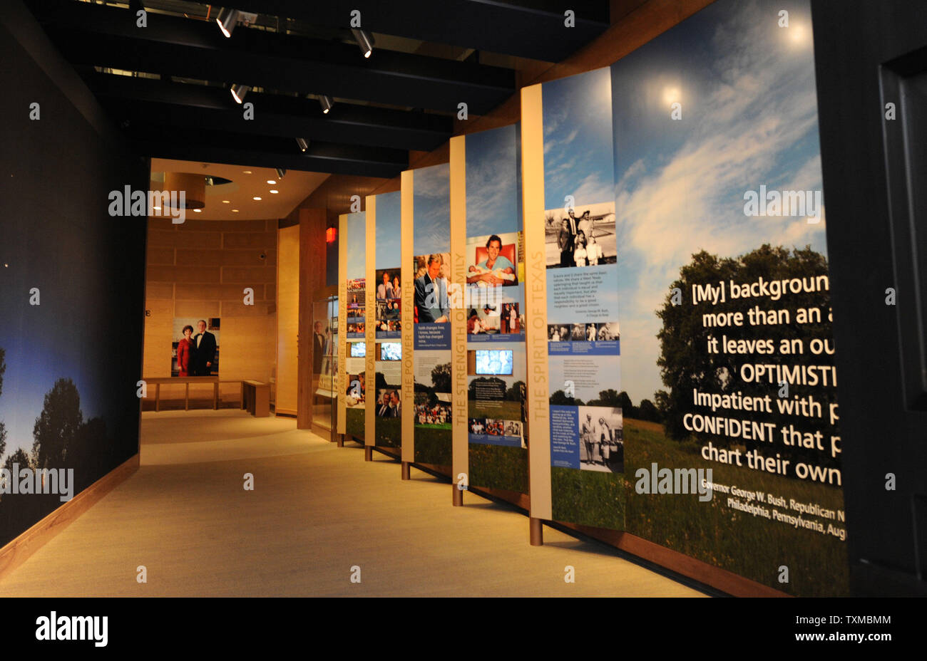 Familie Fotos und Zitate sind eine von vielen Funktionen der George W. Bush Presidential Library in einer Vorschau in Dallas, Texas, am 24. April 2013. Das Museum befindet sich auf dem Campus der Southern Methodist University in Dallas, verfügt über eine ständige Ausstellung mit Artefakten, Dokumenten, Fotos, und Videos aus der Bibliothek umfangreiche Sammlung der wichtigsten Entscheidungen und Ereignisse der Präsidentschaft von George W. Bush zu erfassen. Das Museum soll am 25. April 2013 eingeweiht zu werden. UPI/Ian Halperin Stockfoto