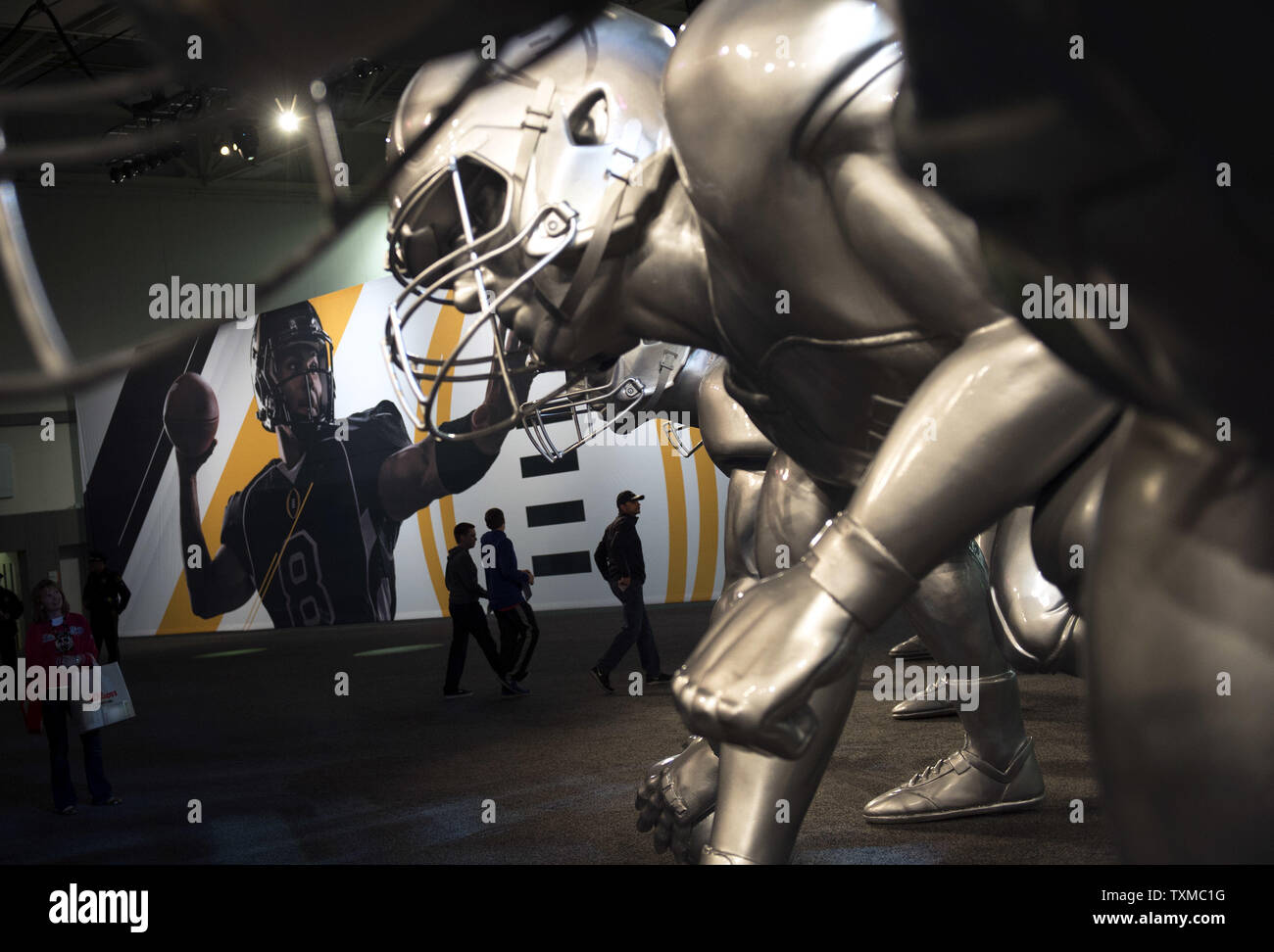 Zuschauer kommen für den Ventilator Fest und Medien Tag für die NCAA Football Championship, in Dallas, Texas, am 10. Januar 2015. Die Ohio State Buckeyes stellen weg gegen die Oregon Ducks in der nationalen Meisterschaft Spiel am Montag. Foto von Kevin Dietsch/UPI Stockfoto