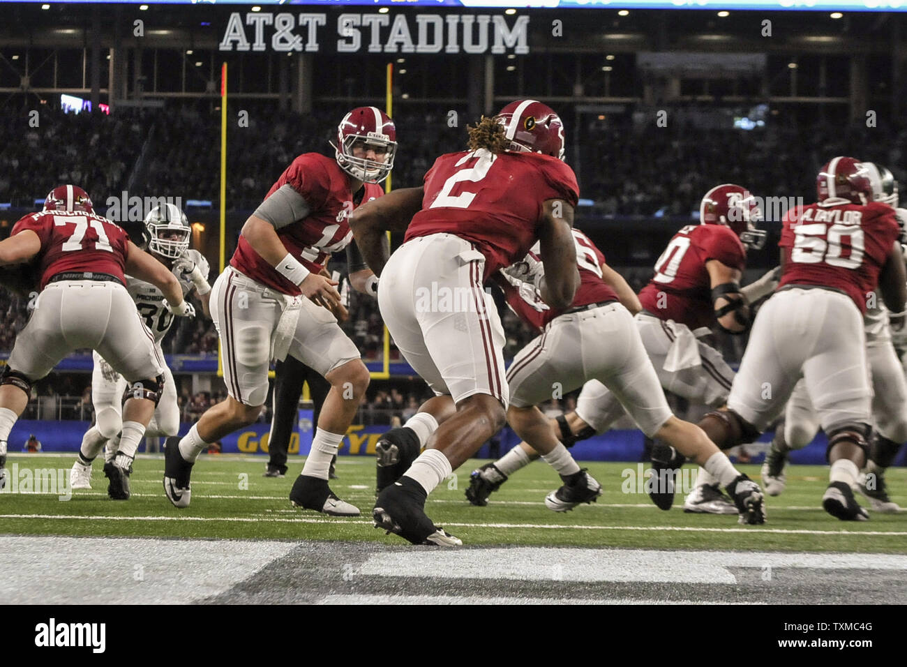 Alabama Quarterback Jake Coker (14) Hände den Ball für den Betrieb zurück Derrick Henry (2) Während des College Football Endspiel Halbfinale bei der Goodyear Baumwollschüssel Classic bei AT&T Stadium am 31. Dezember 2015 in Arlington, Texas. Foto von Michael Prengler/UPI Stockfoto