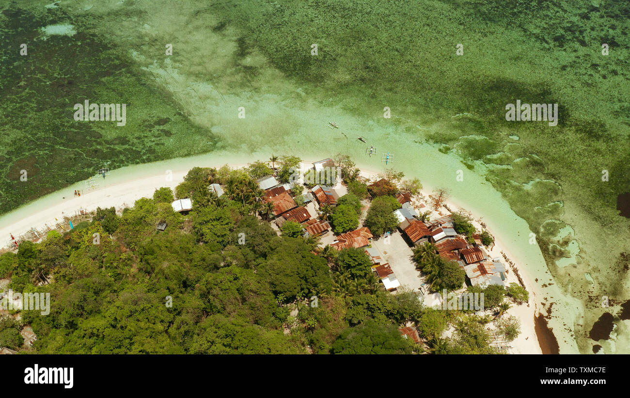 Tropische Insel und Sandstrand von Atoll Coral Reef und dem blauen Meer umgeben, Luftbild. Kleine Insel mit Sandstrand. Sommer und Reisen Urlaub Konzept, Mantigue Philippinen Mindanao Stockfoto