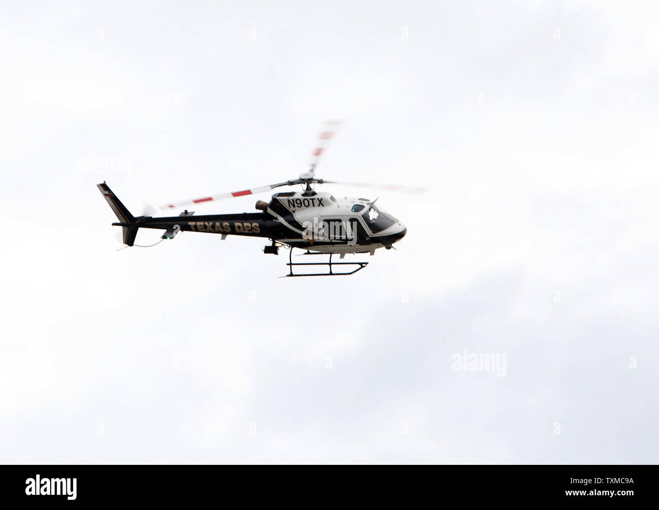 Ein Dallas Abteilung für öffentliche Sicherheit Helikopter fliegt über Lamar Straße DPD zentrale Parkhaus nach einem Bericht einer verdächtigen Person auf dem Gelände am 9. Juli 2016 in Dallas, Texas. Nach einem zweistündigen Suche, die ein K-9 unit, nichts gefunden wurde. Die Stadt liegt am Rand seit einem Heckenschützen auf die Offiziere eine Navigationshilfe für den Protestmarsch eröffnet vor zwei Tagen töteten fünf Offiziere. Foto von Chris McGathey/UPI Stockfoto