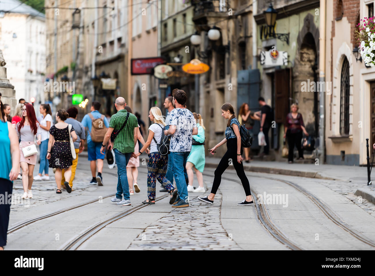 Lemberg, Ukraine - Juli 30, 2018: Trolley Straßenbahnschienen im historischen Ukrainischen polnische Stadt in der Altstadt mit vielen Masse von Menschen zu Fuß von Restaurants Stockfoto