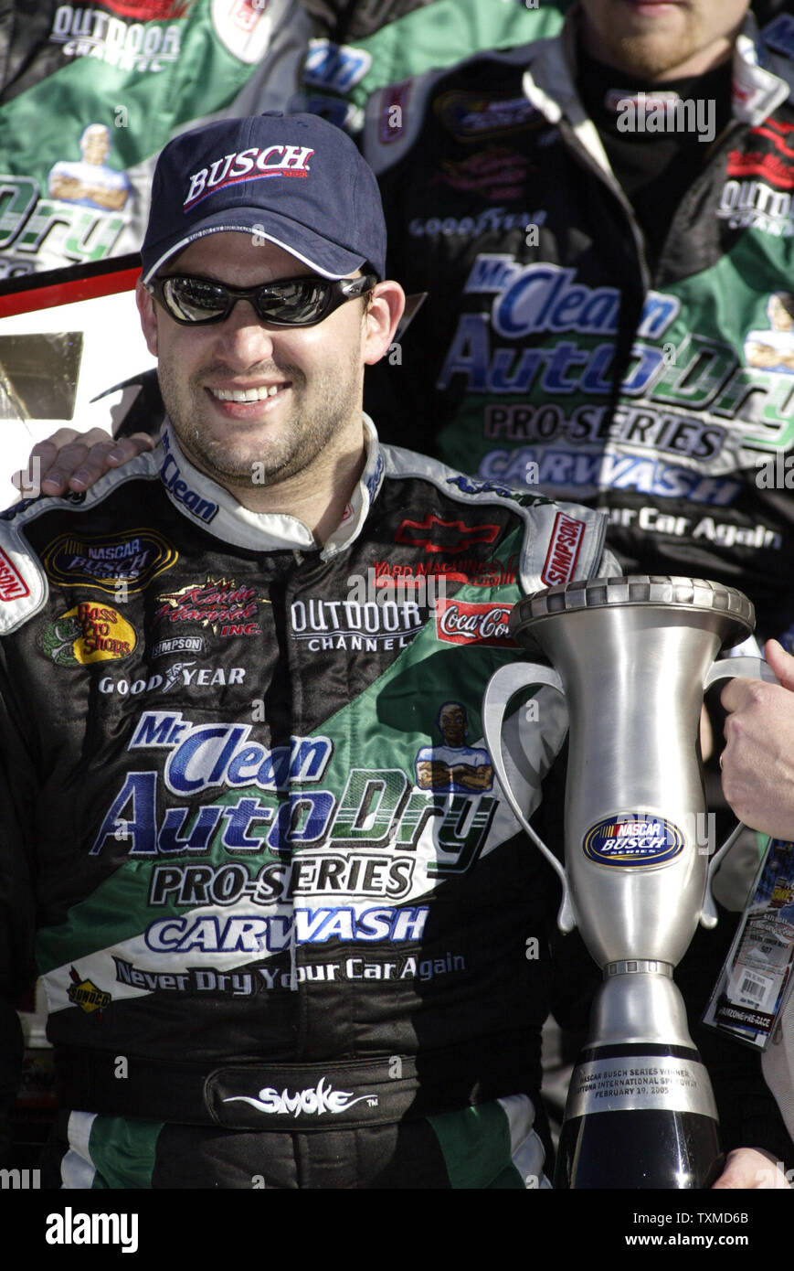 Tony Stewart feiert den Gewinn der NASCAR Hershey's Take 5 300 auf dem Daytona International Speedway in Daytona Beach, Florida, am 19. Februar 2005. (UPI Foto/Tschad Cameron) Stockfoto