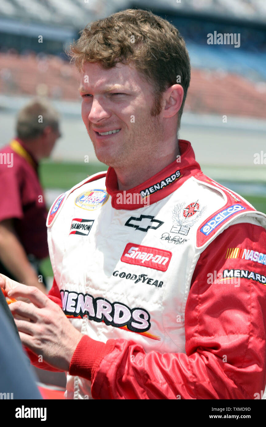 Dale Earnhardt jr wartet auf seine Umdrehung für die Winn - Dixie 250 Busch Serie Rennen zu qualifizieren, bei Daytona International Speedway in Daytona Beach, Florida, am 1. Juli 2005. (UPI Foto/Martin Fried) Stockfoto