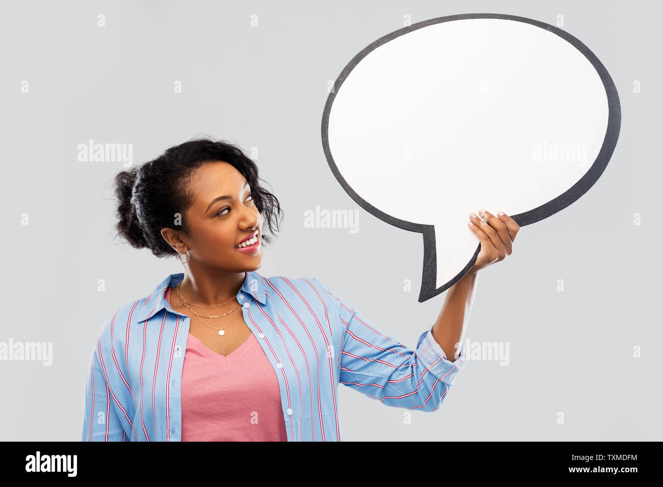 Happy african american woman holding Sprechblase Stockfoto