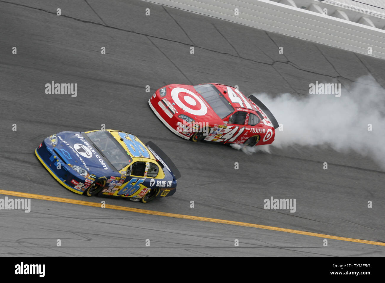 Jeff Green (66) vermeidet schlagen nach Reed Sorenson Sorenson's Motor bläst, die in den Lauf der NASCAR Gatorade Duell #1 bei Daytona International Speedway in Daytona Beach, Florida, am 15. Februar 2007. (UPI Foto/Malcolm Hoffnung) Stockfoto