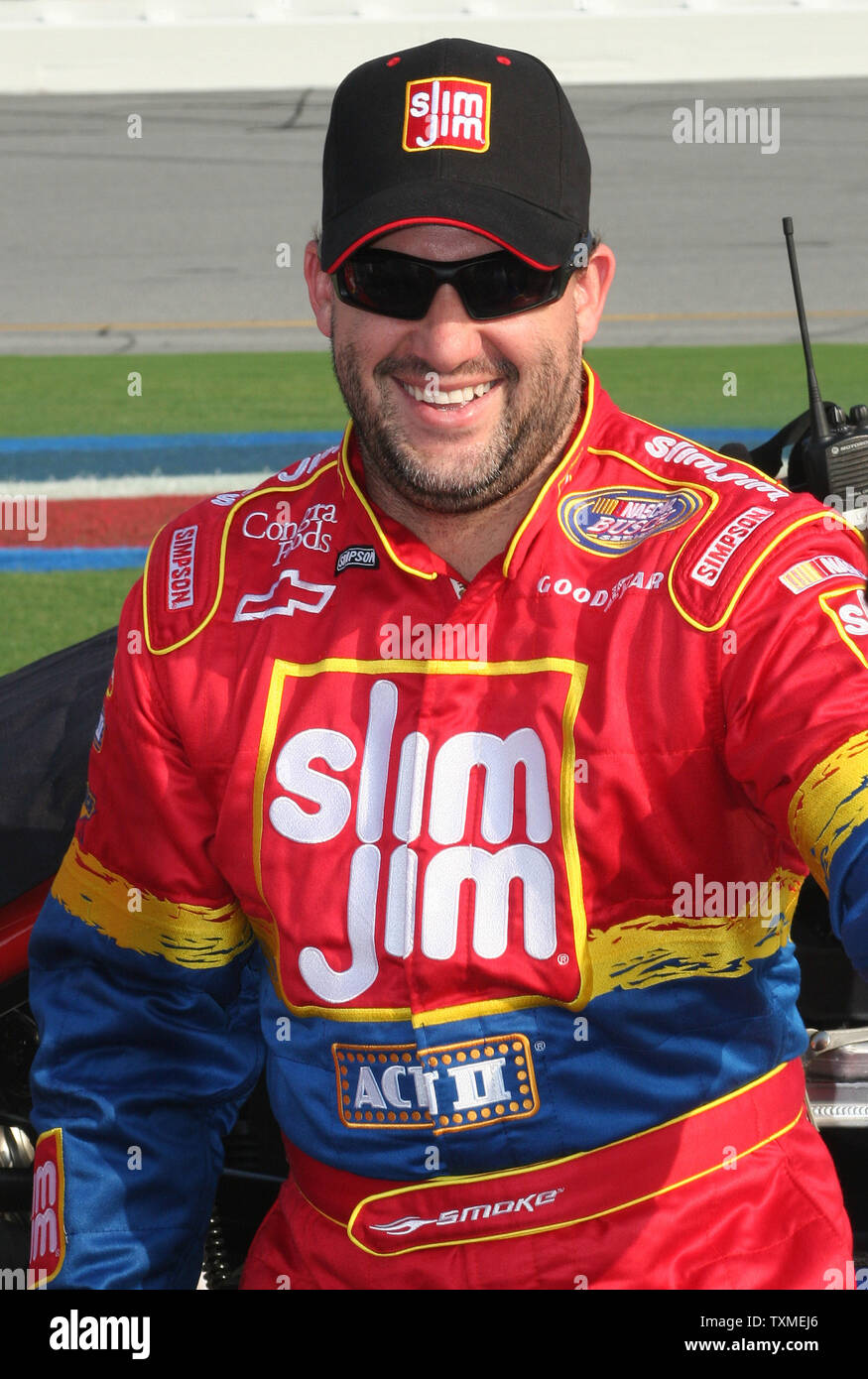 Tony Stewart darauf wartet, von seinem Auto auf Grube Zeile vor Beginn der NASCAR Busch Serie Winn Dixie 250 auf dem Daytona International Speedway in Daytona Beach, Florida am 7. Juli 2007. (UPI Foto/Martin Fried) Stockfoto