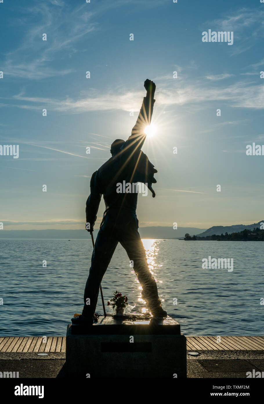 Montreux, VD/Schweiz - vom 31. Mai 2019: Freddie Mercury Memorial Statue am Ufer des Genfer Sees in Montreux bei Sonnenuntergang Stockfoto