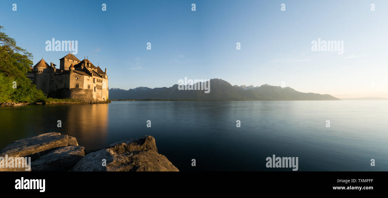 Montreux, VD/Schweiz - vom 31. Mai 2019: Panorama blick auf den Genfer See und das historische Schloss Chillon am Seeufer in der Nähe von Montreux Stockfoto