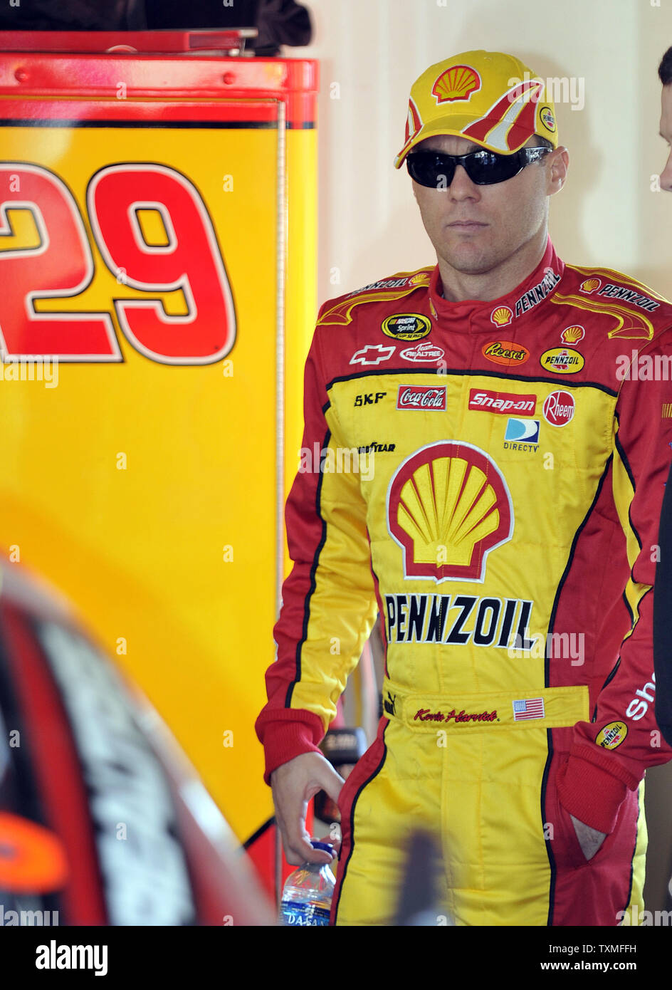 Kevin Harvick wartet in seiner Garage für den Start von Praxis für die Daytona 500 Daytona International Speedway in Daytona Beach, Florida am 7. Februar 2009. (UPI Foto/Jeff Daly) Stockfoto