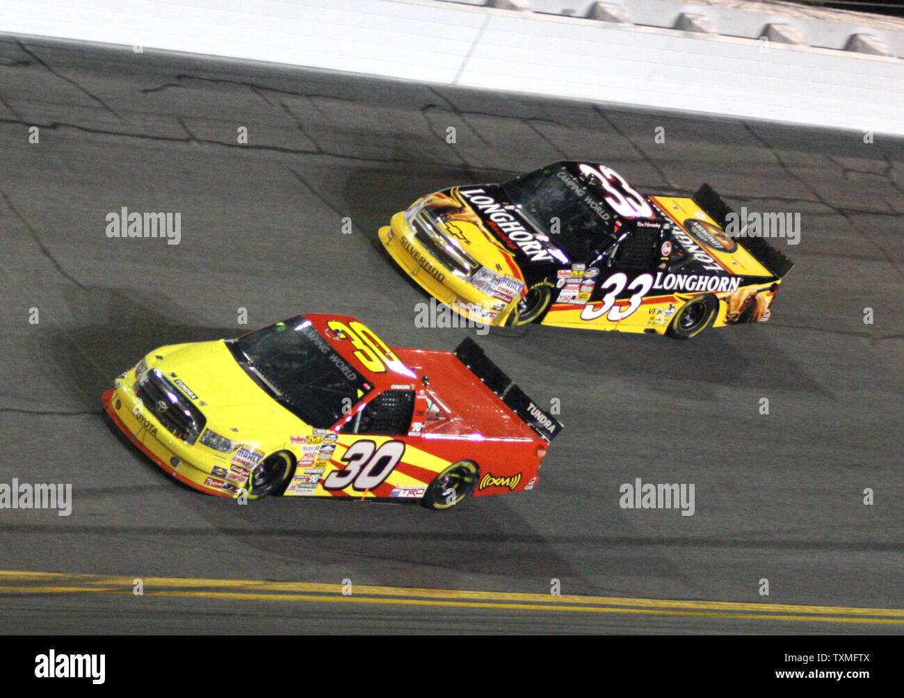 Todd Bodine "Zwiebel" (30) Ron Hornaday jr (33), das zum Gewinnen der NASCAR NextEra Energy Resources 250 auf dem Daytona International Speedway in Daytona Beach, Florida, am 13. Februar 2009. (UPI Foto/Malcolm Hoffnung) Stockfoto