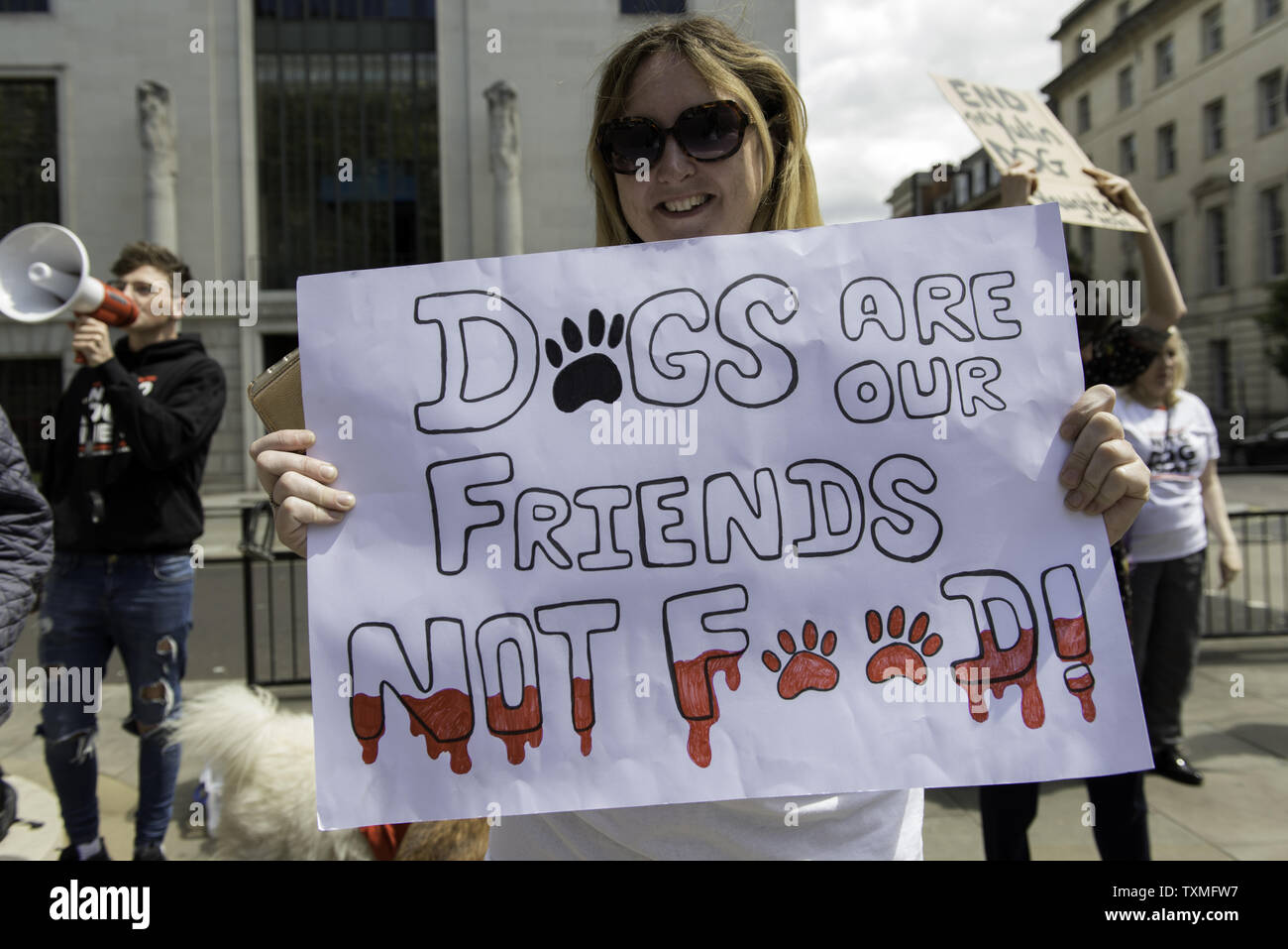 London, Greater London, UK. Juni, 2019 21. Tier Aktivist hält ein Plakat sagt ''dogs unsere Freunde nicht Essen'' sind außerhalb der Chinesischen Botschaft während eines Protestes. Tierische Aktivisten versammelten sich vor der chinesischen Botschaft in London gegen den Hund Fleisch Festival zu protestieren (Yulin Hund Fleisch Festival) in Yulin, Guangxi statt. Sie rufen den Behörden das Festival zu verbieten und den Massakern und von Hunden und Katzen die Folter. Quelle: Andres Pantoja/SOPA Images/ZUMA Draht/Alamy leben Nachrichten Stockfoto