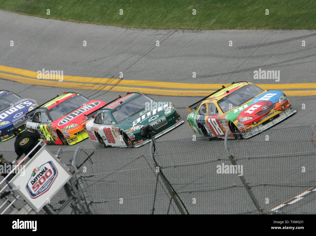 Kyle Busch (18) Führt Hendrick Motorsports Mannschaftskameraden Dale Earnhardt Jr. (88), Jeff Gordon (24) und Jimmie Johnson durch die Tri-Oval während der 51st jährlichen NASCAR Daytona 500 Daytona International Speedway in Daytona Beach, Florida, am 15. Februar 2009. (UPI Foto/Martin Fried) Stockfoto